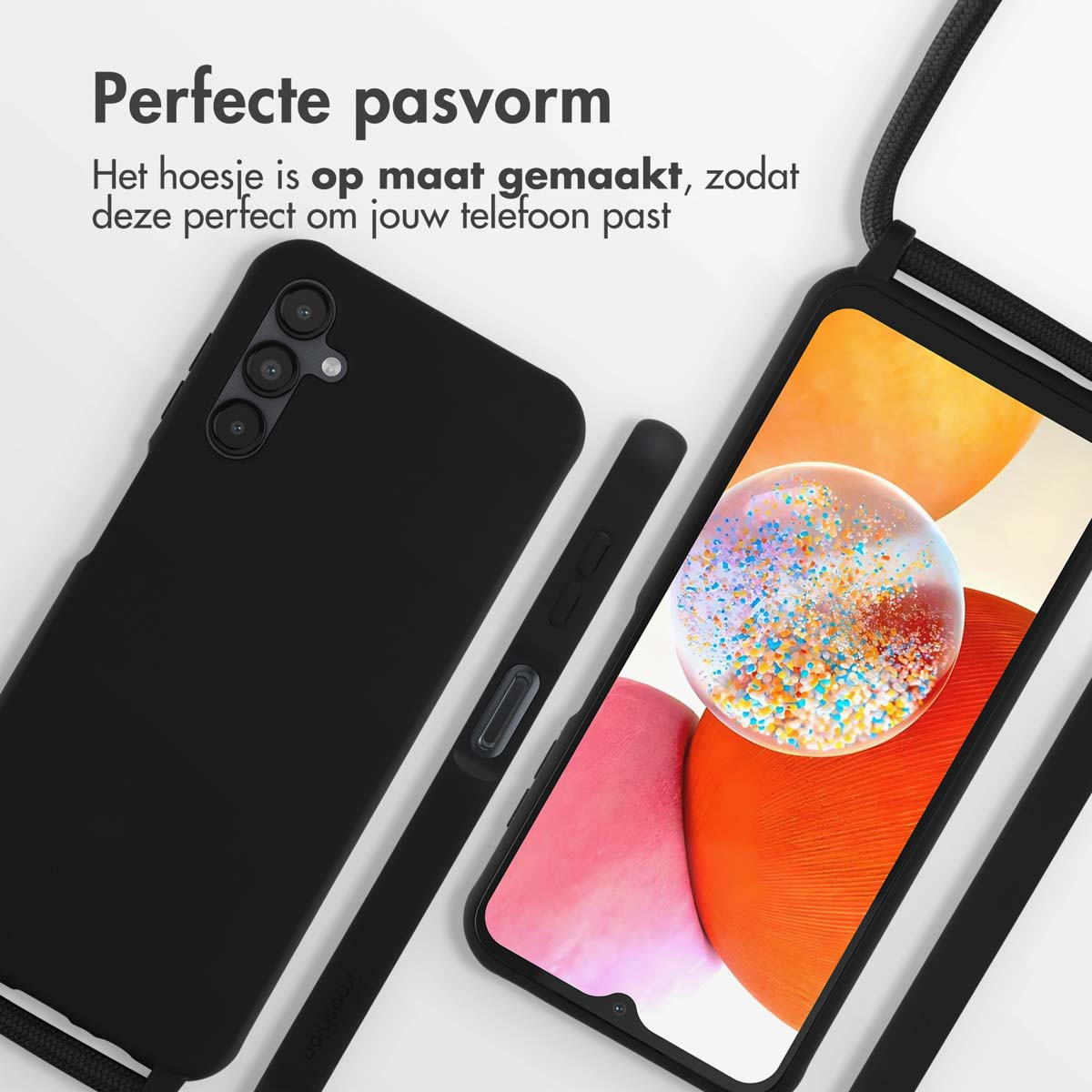 Un téléphone dans une coque noire, une coque assortie et un cordon. L'écran du téléphone est visible.