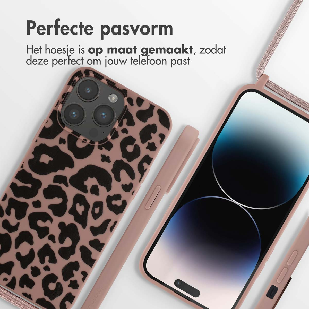 Deux coques de téléphone à imprimé léopard et un cordon noir. Fond blanc.
