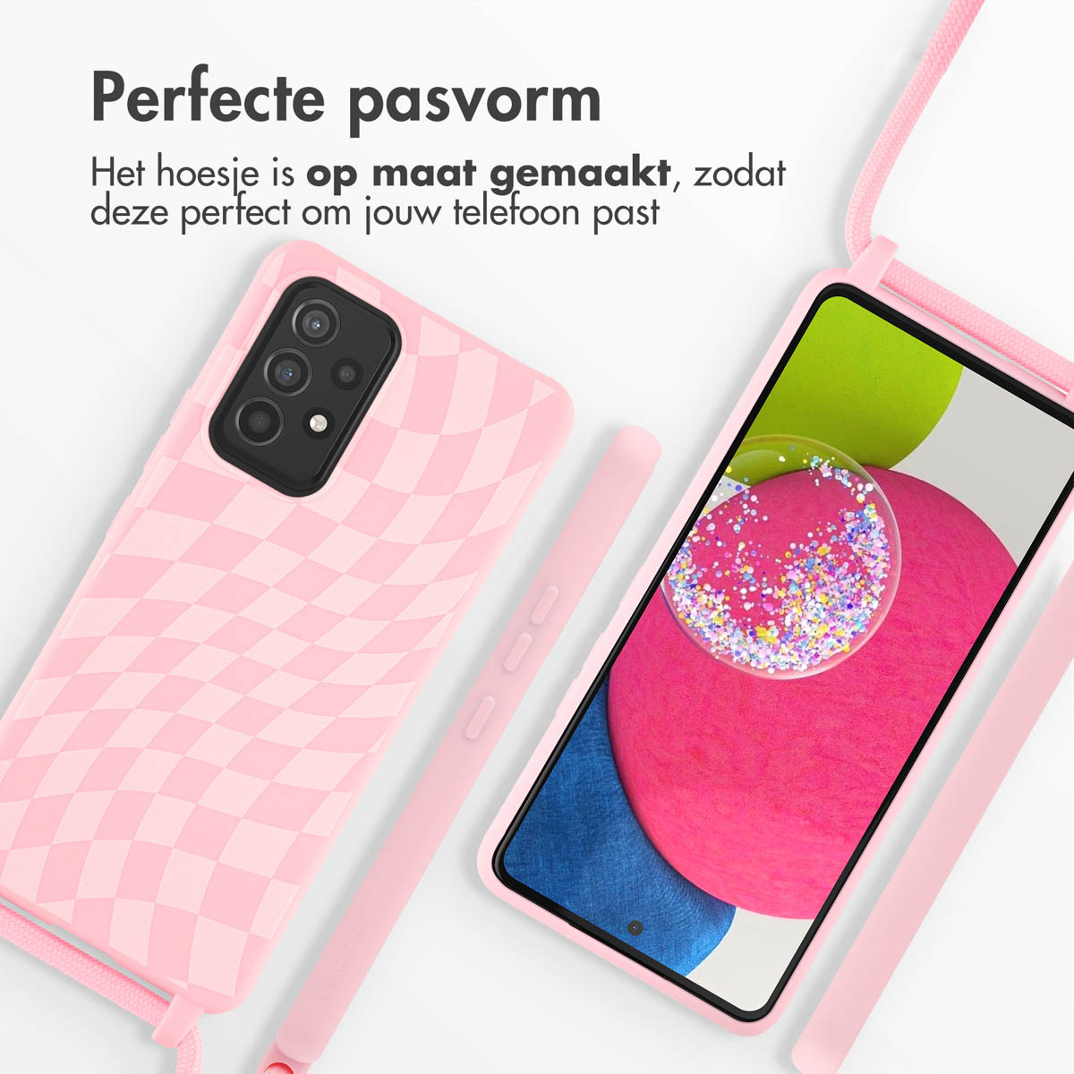 Une coque de téléphone rose avec un motif de diamants et deux autres coques sont visibles. Il y a aussi une corde rose.