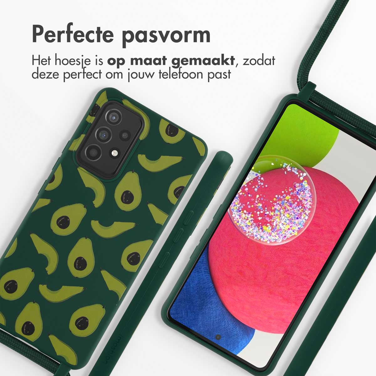 Coque verte avec motif avocat, téléphone et lanière. Texte : Ajustement parfait.