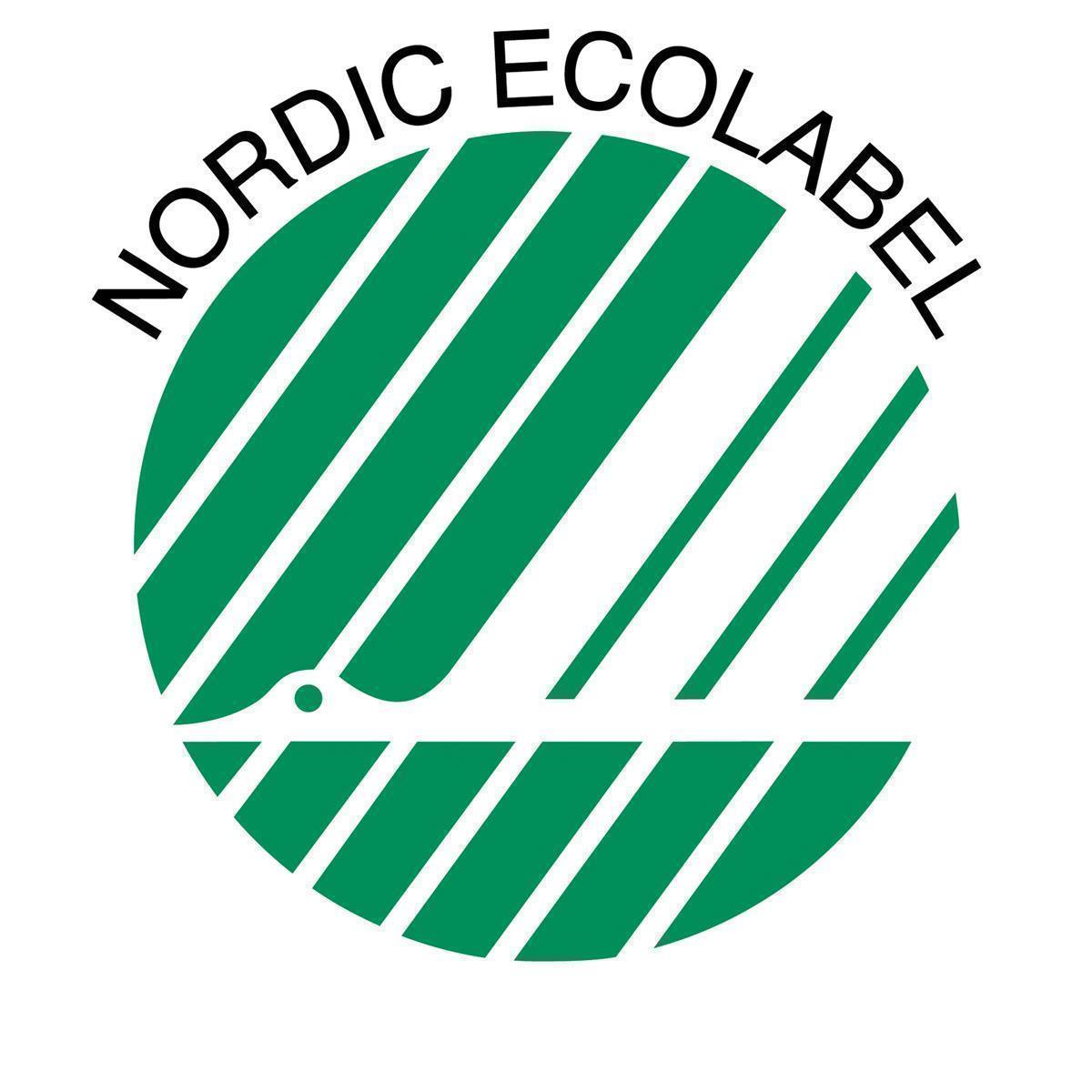 Zielone i białe logo Nordic Ecolabel, okrąg z ukośnymi zielonymi paskami i tekstem u góry i na dole.
