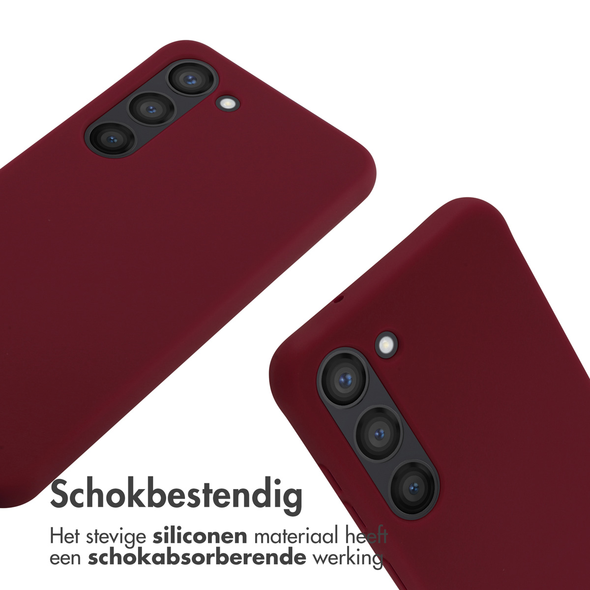 Twee telefoonhoesjes, bordeauxrood van kleur. Drie cameralenzen zijn zichtbaar. Witte achtergrond. Schuin beeld.