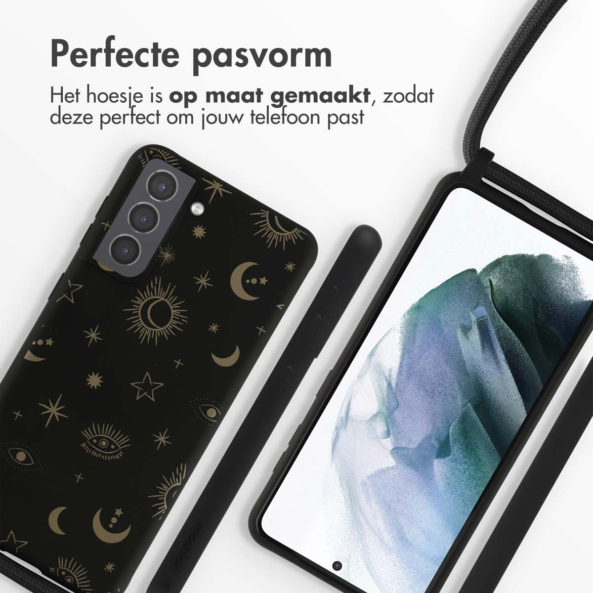 Zwarte telefoonhoes met gouden hemels ontwerp, telefoon erin en een zwart koord.