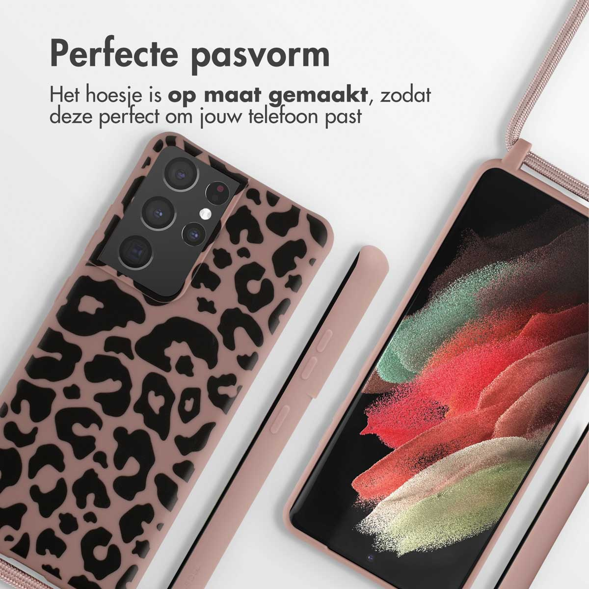Twee telefoonhoesjes met luipaardpatroon. Een roze stylus en tekst: Perfecte pasvorm.