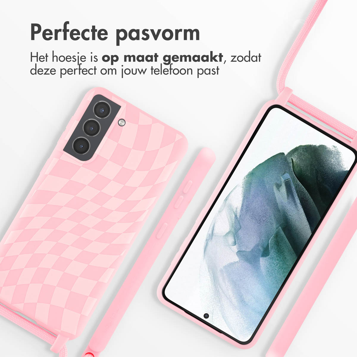 Roze telefoonhoesje met ruitpatroon, telefoon zichtbaar. Roze koord is bevestigd. Witte achtergrond.