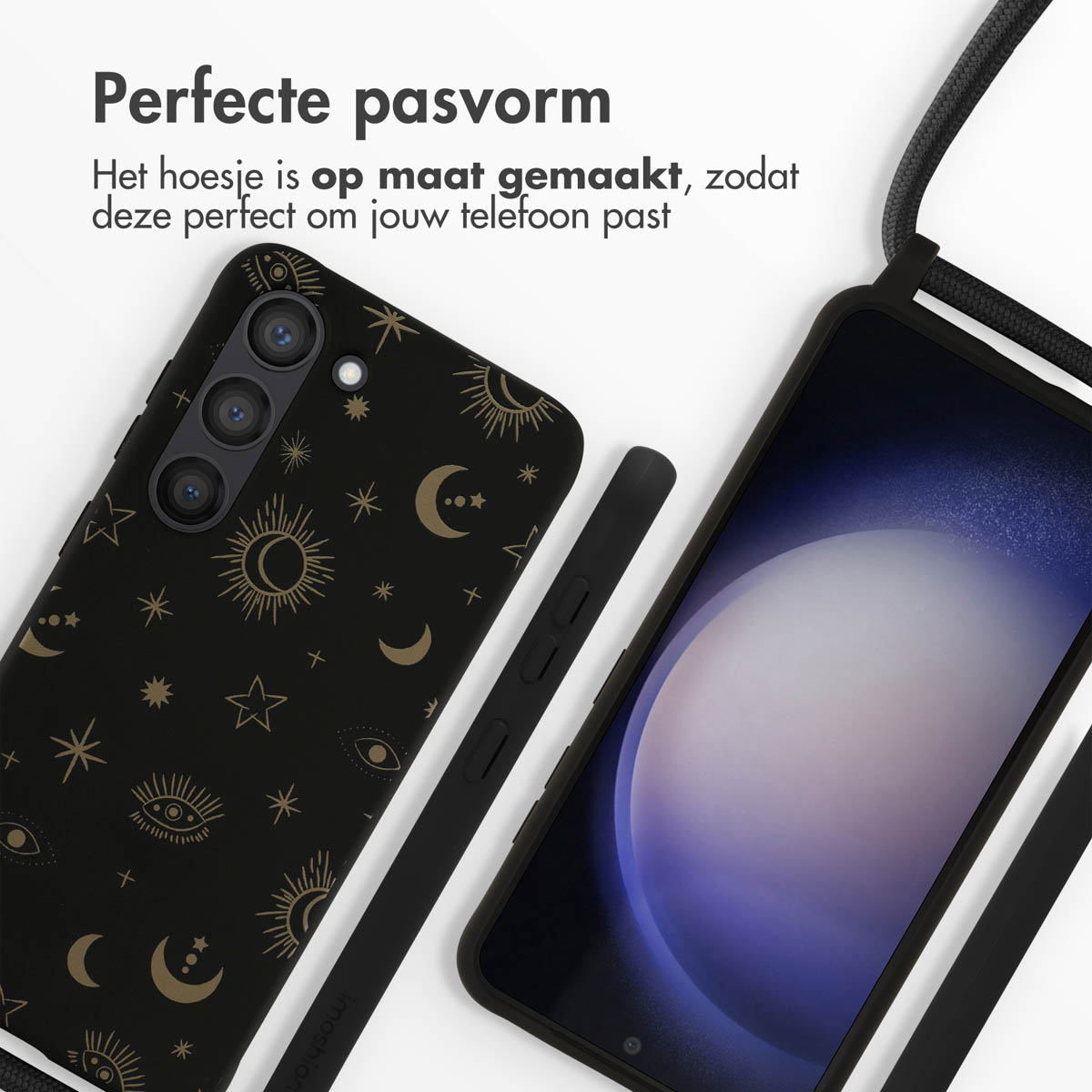 Zwarte telefoonhoes met hemels ontwerp. Telefoon met zichtbaar scherm en zwart koord. Witte achtergrond.