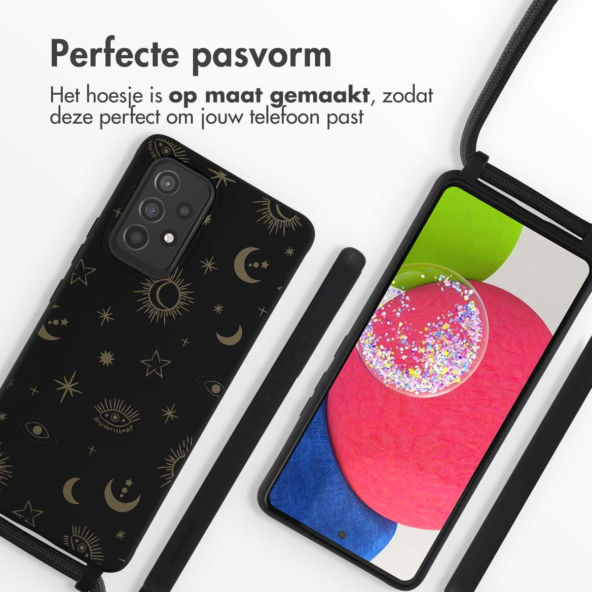 Un étui de téléphone noir avec des étoiles et des lunes dorées, et un écran de téléphone affichant un motif coloré.