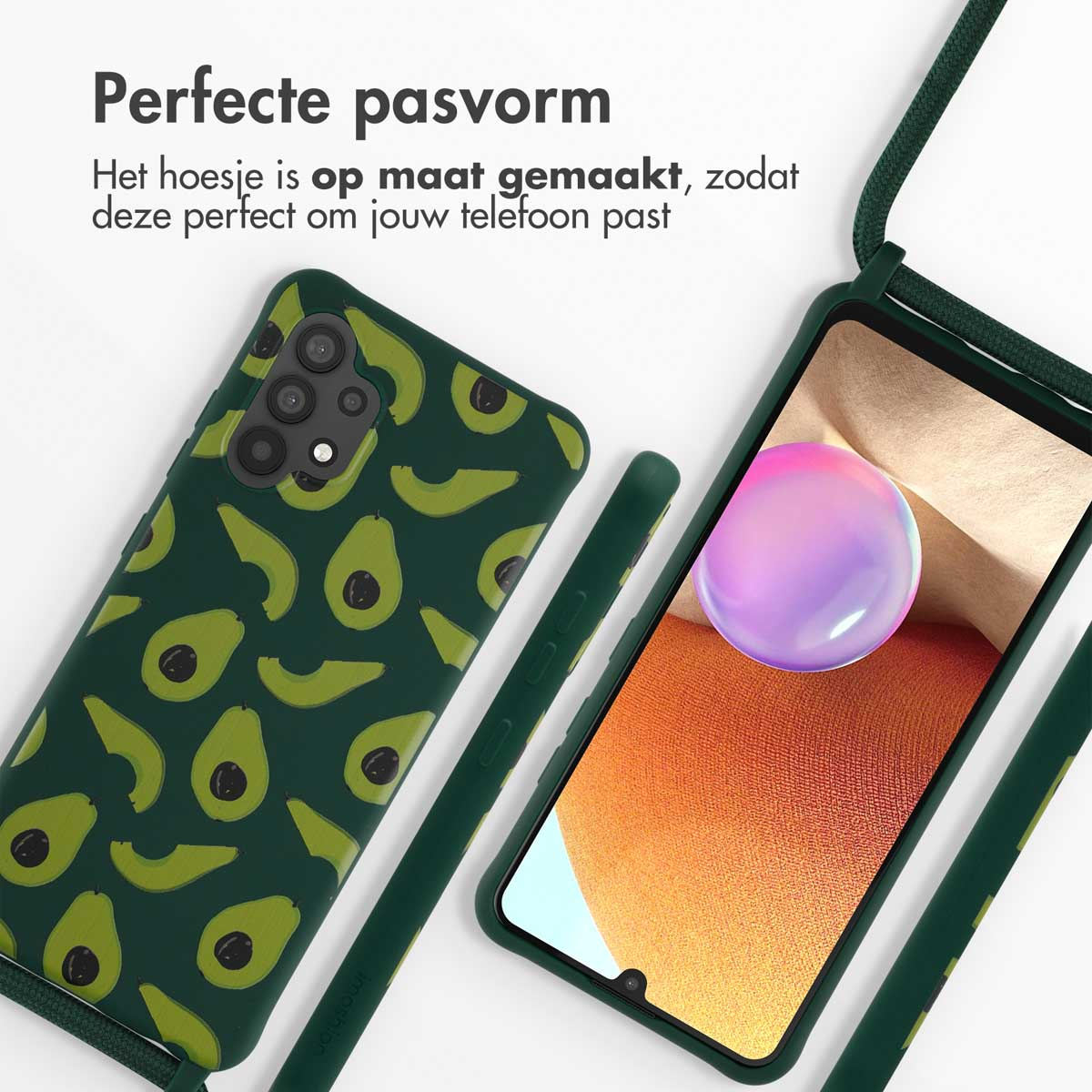 Twee telefoonhoesjes met avocadopatroon. Een groene stylus en tekst: Perfecte pasvorm.