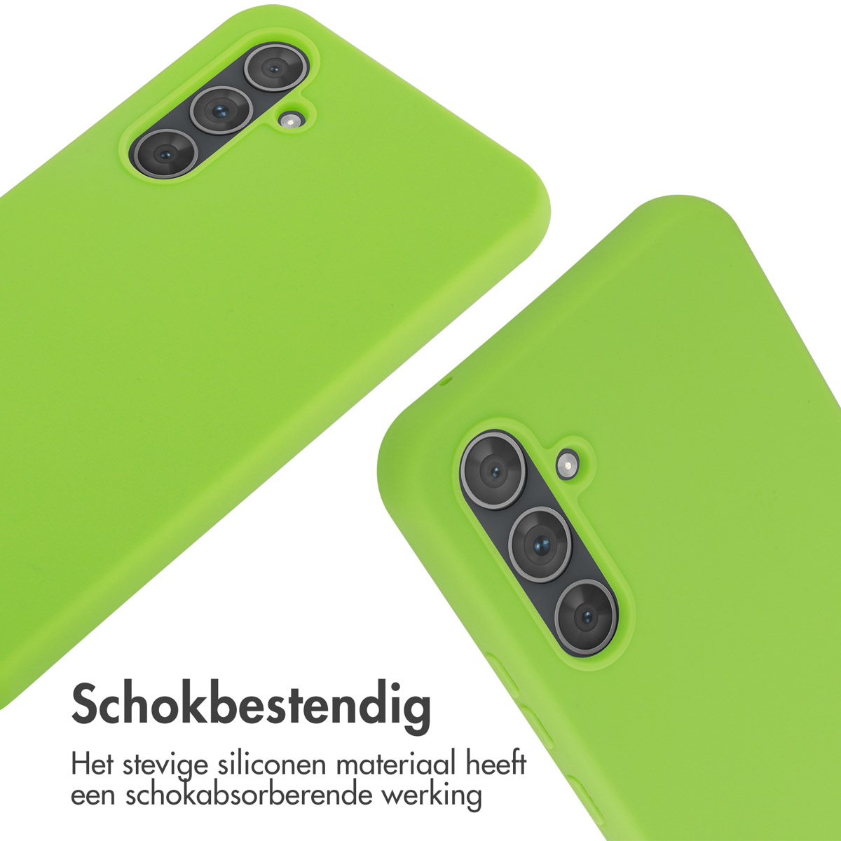 Twee telefoonhoesjes, groene kleur. Drie cameralenzen zichtbaar. Witte achtergrond. Schuin beeld.