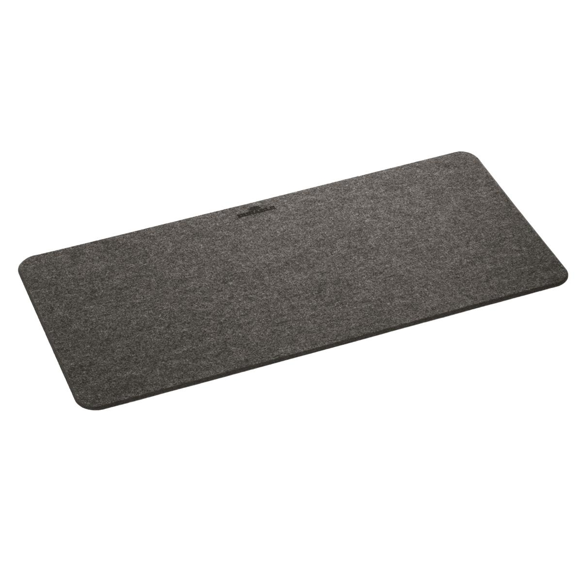 Un tapis de bureau en feutre gris sur une surface blanche. Le tapis est rectangulaire.