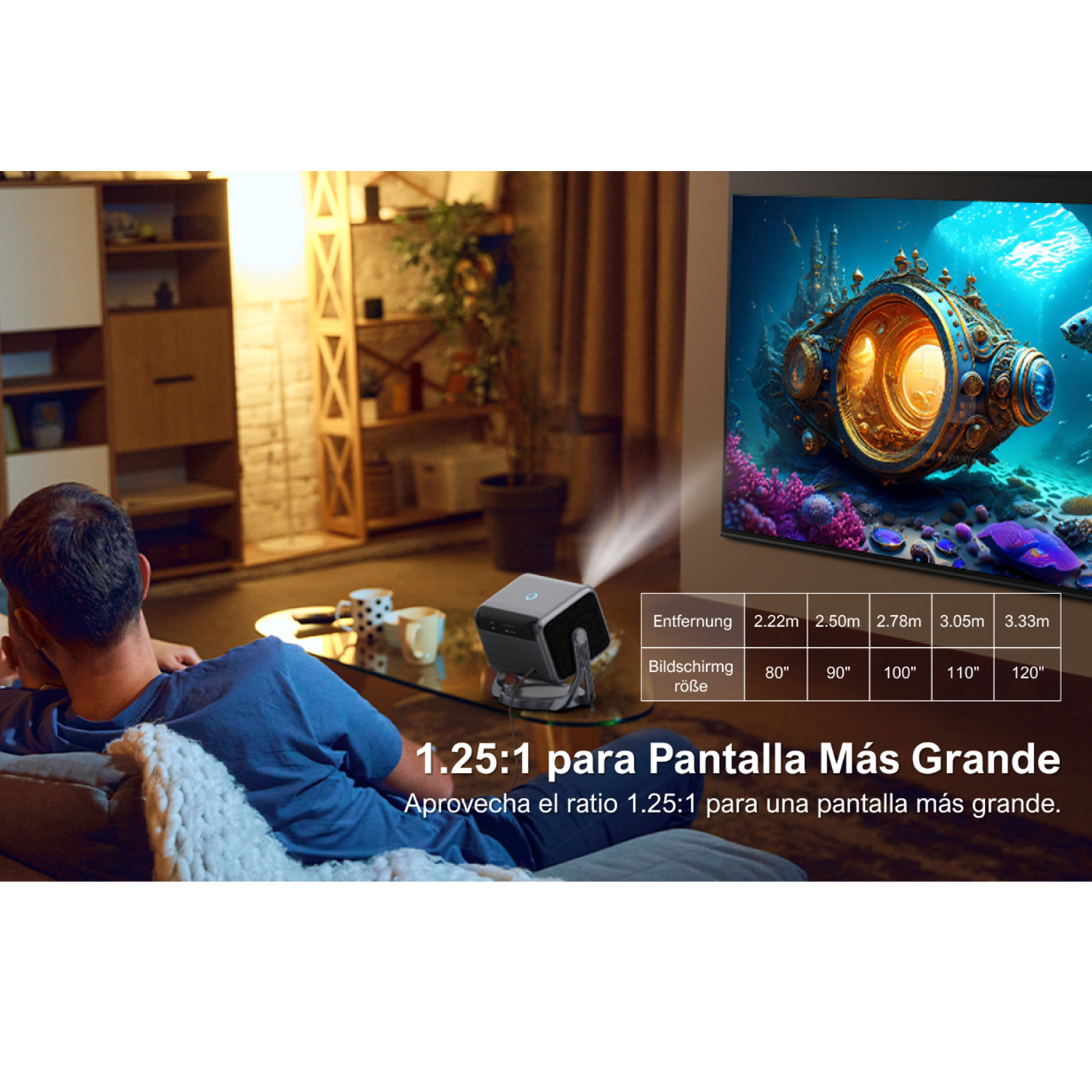 Una persona en un sofá ve un proyector que muestra una imagen. Se muestran los detalles del proyector y el tamaño de la pantalla.