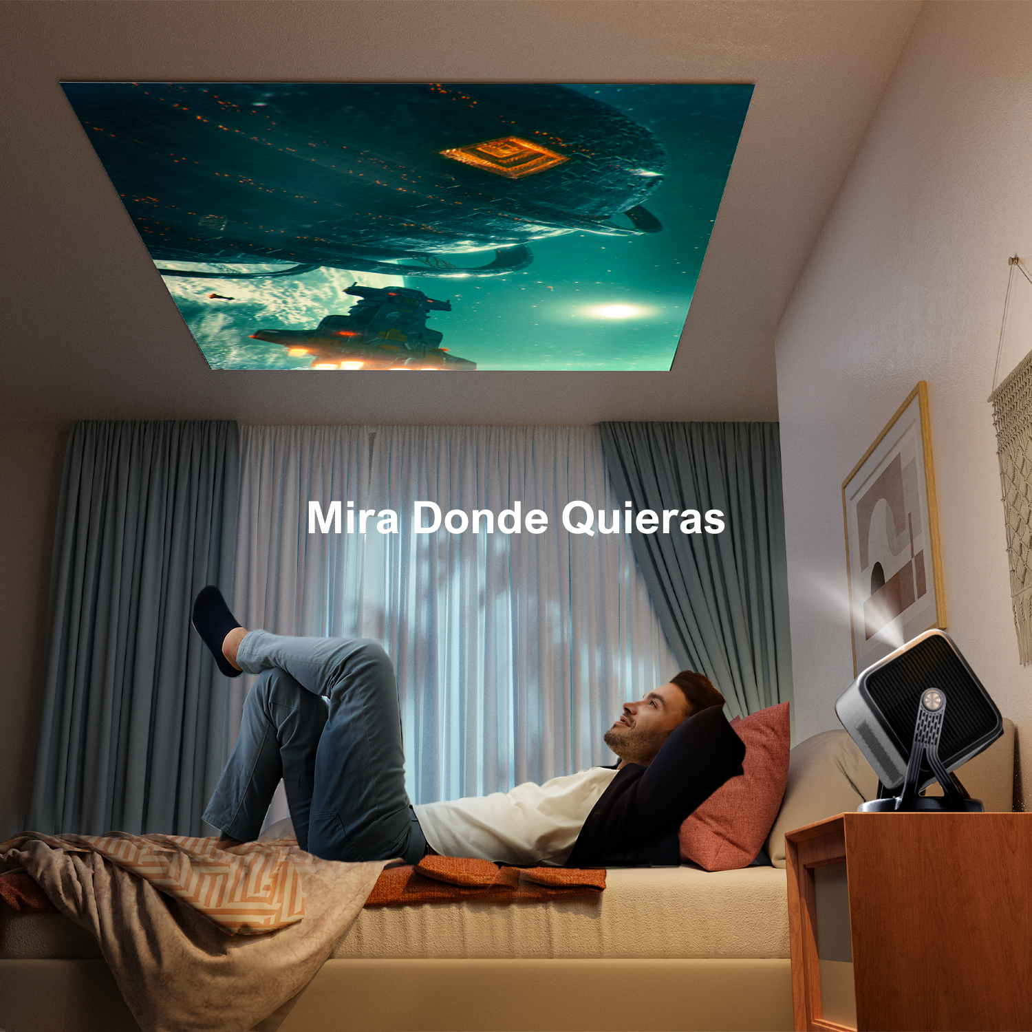 Un hombre acostado en una cama mirando una imagen proyectada en el techo.