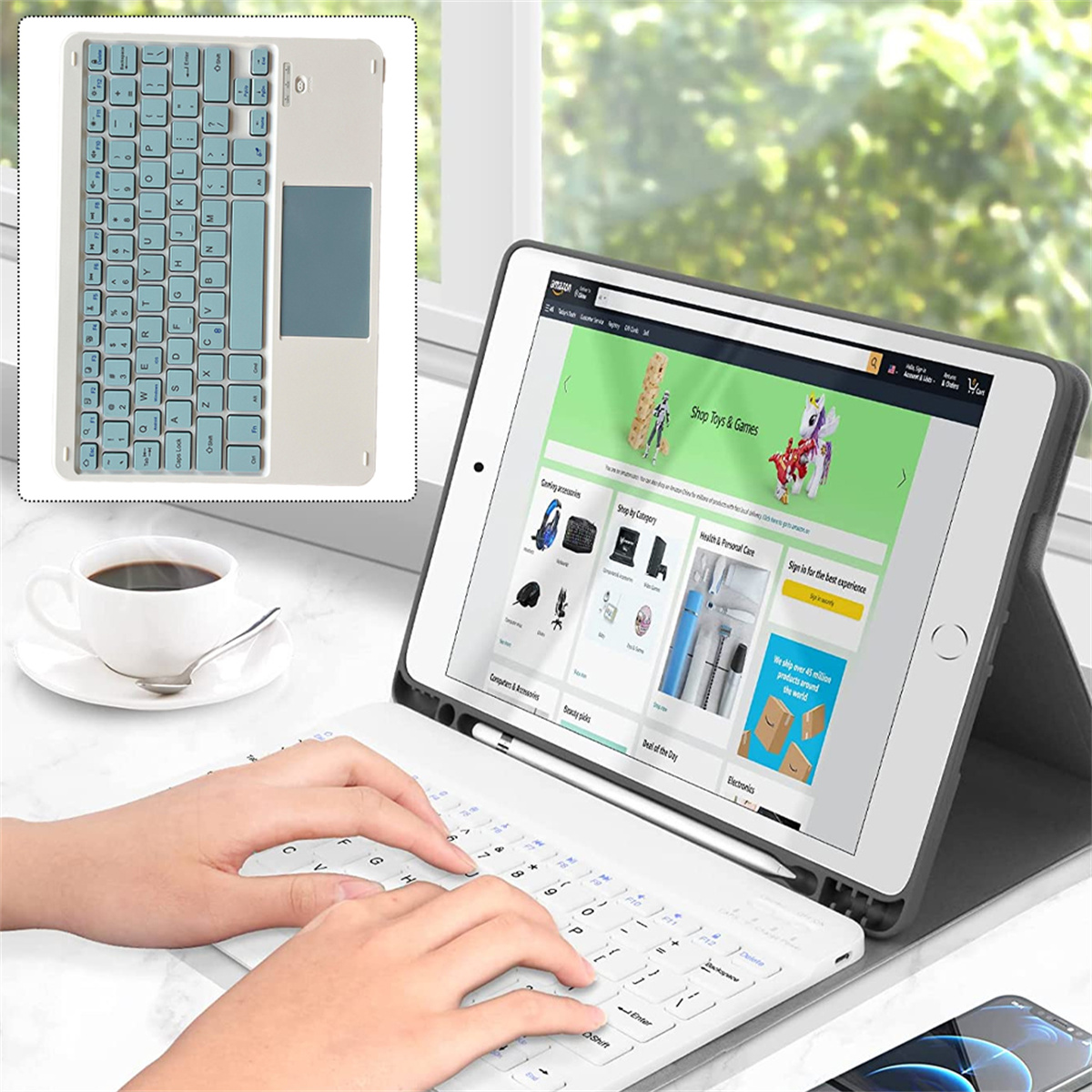 Tablet mit angeschlossener Tastatur. Tablet zeigt eine Online-Shop-Seite.