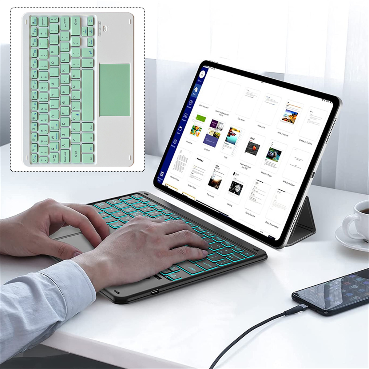 Tablet- und Tastatur-Setup, mit einem ladenden Telefon und einer Kaffeetasse.