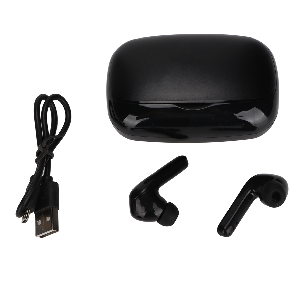 Schwarze Ohrhörer, Ladecase und USB-Kabel auf weißer Oberfläche.