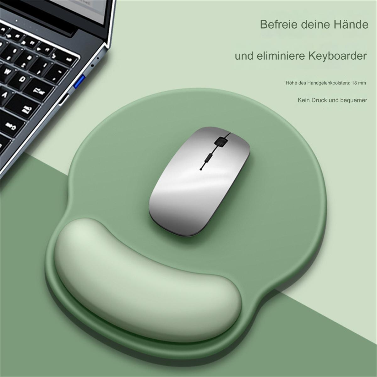 Ein grünes Mauspads mit einer silbernen Maus liegt auf einem Tisch neben einem Laptop.