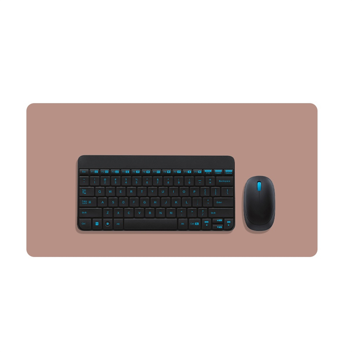 Schwarze Tastatur, Maus und Pad. Tastatur kompakt. Maus kabellos. Alles auf braunem Pad.