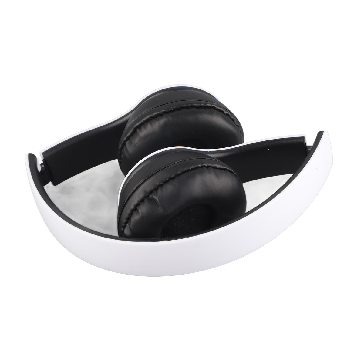 Gefaltete weiße und schwarze Kopfhörer, die die Ohrmuscheln zeigen. Die Kopfhörer befinden sich auf einer weißen Oberfläche.