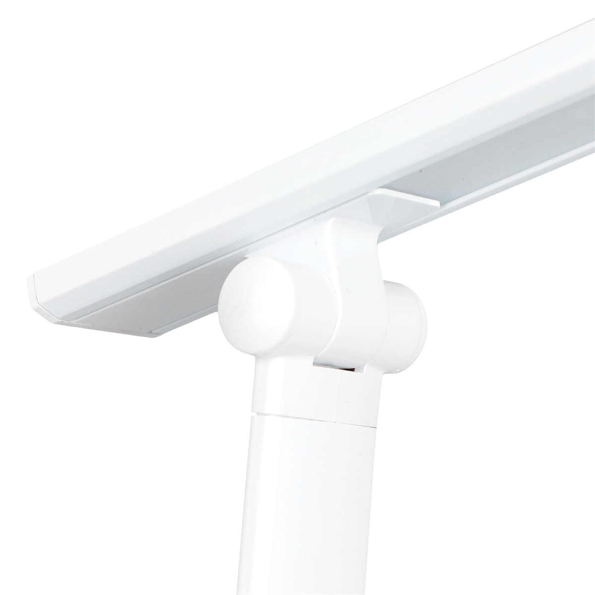 Nahaufnahme einer weißen Schreibtischlampe, die Lampenkopf und einen Teil des Ständers zeigt.