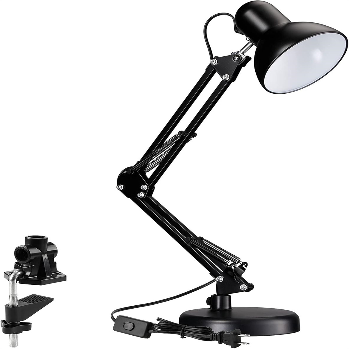 Schwarze Schreibtischlampe mit verstellbarem Arm und Klemmfuß. Sie steht auf weißem Hintergrund.
