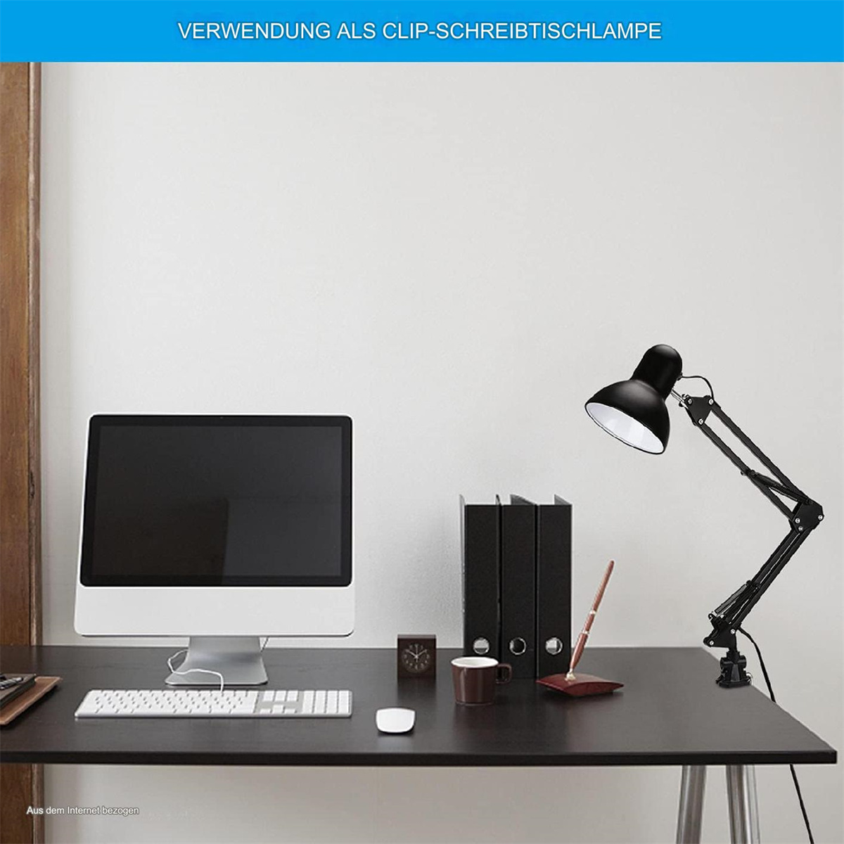 Schwarze Schreibtischlampe auf einem schwarzen Schreibtisch, mit Computer, etc.