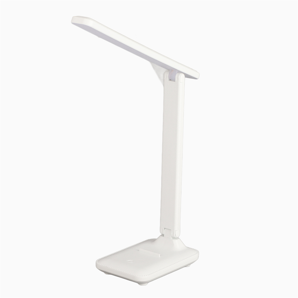Weiße Schreibtischlampe mit verstellbarem Arm. Sie hat einen rechteckigen Fuß.