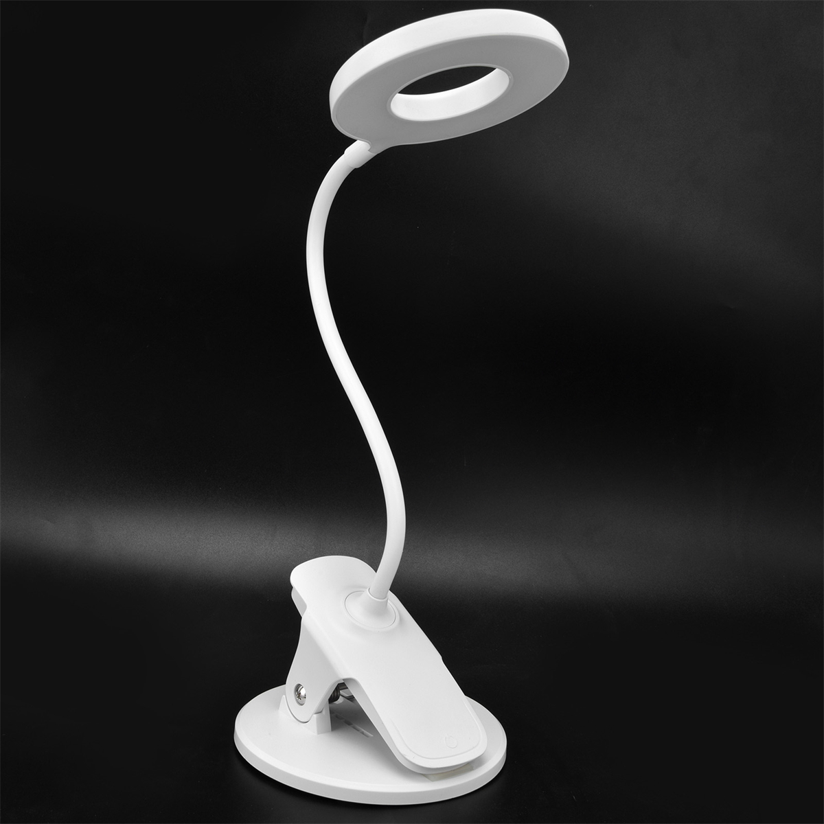 Weiße Schreibtischlampe mit Ringlicht und flexiblem Arm auf schwarzem Hintergrund.