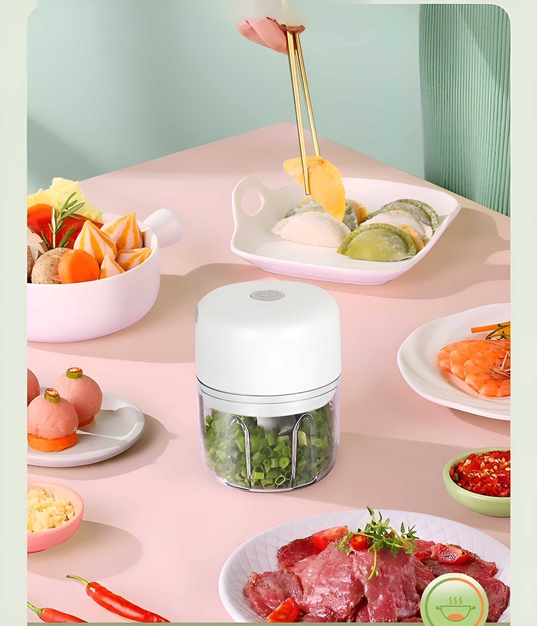Essen auf einem Tisch mit einem weißen Food Processor.