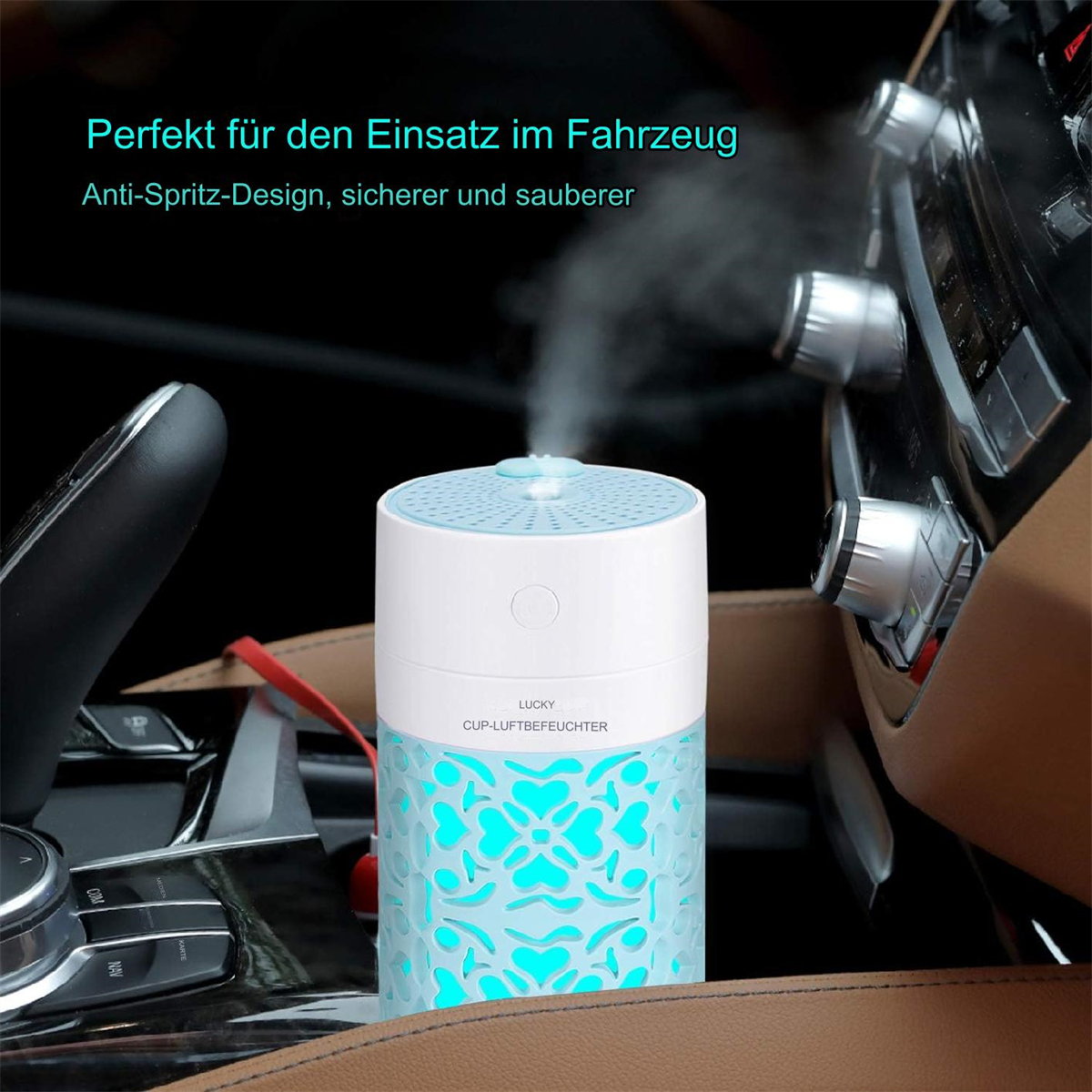 Ein weißer und blauer Auto-Luftbefeuchter im Auto. Dampf kommt aus dem Luftbefeuchter.