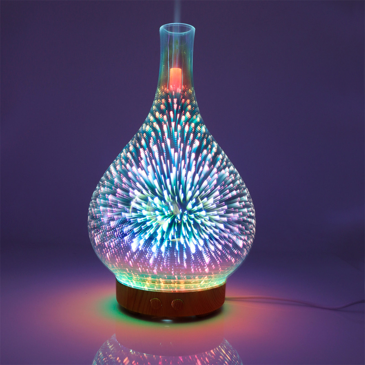 Ein dekorativer Glas-Aromadiffusor mit einem feuerwerkartigen Lichtspiel auf einem violetten Hintergrund.