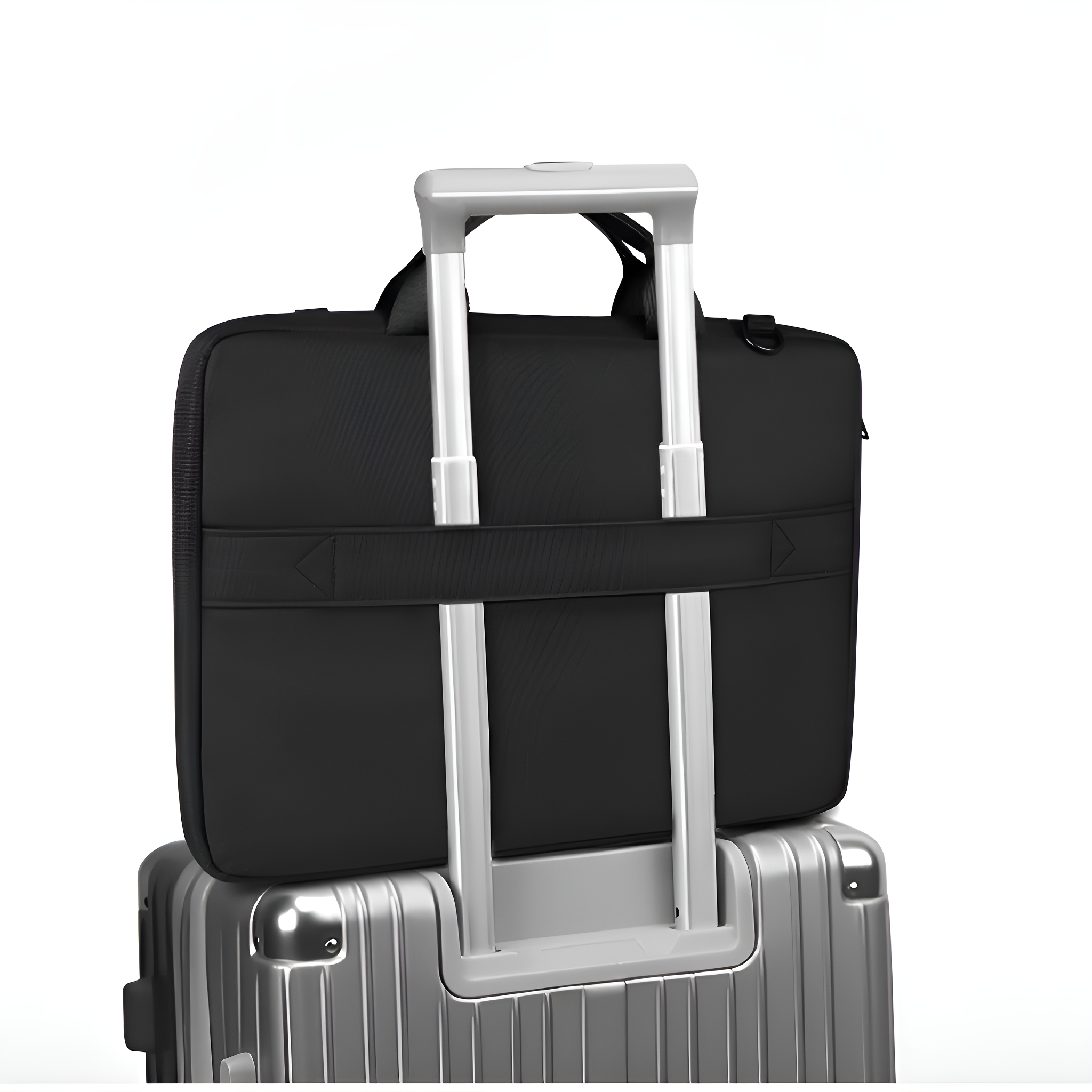 Schwarze Laptoptasche auf einem silbernen Koffer, mit Griff zum Ziehen. Weißer Hintergrund.
