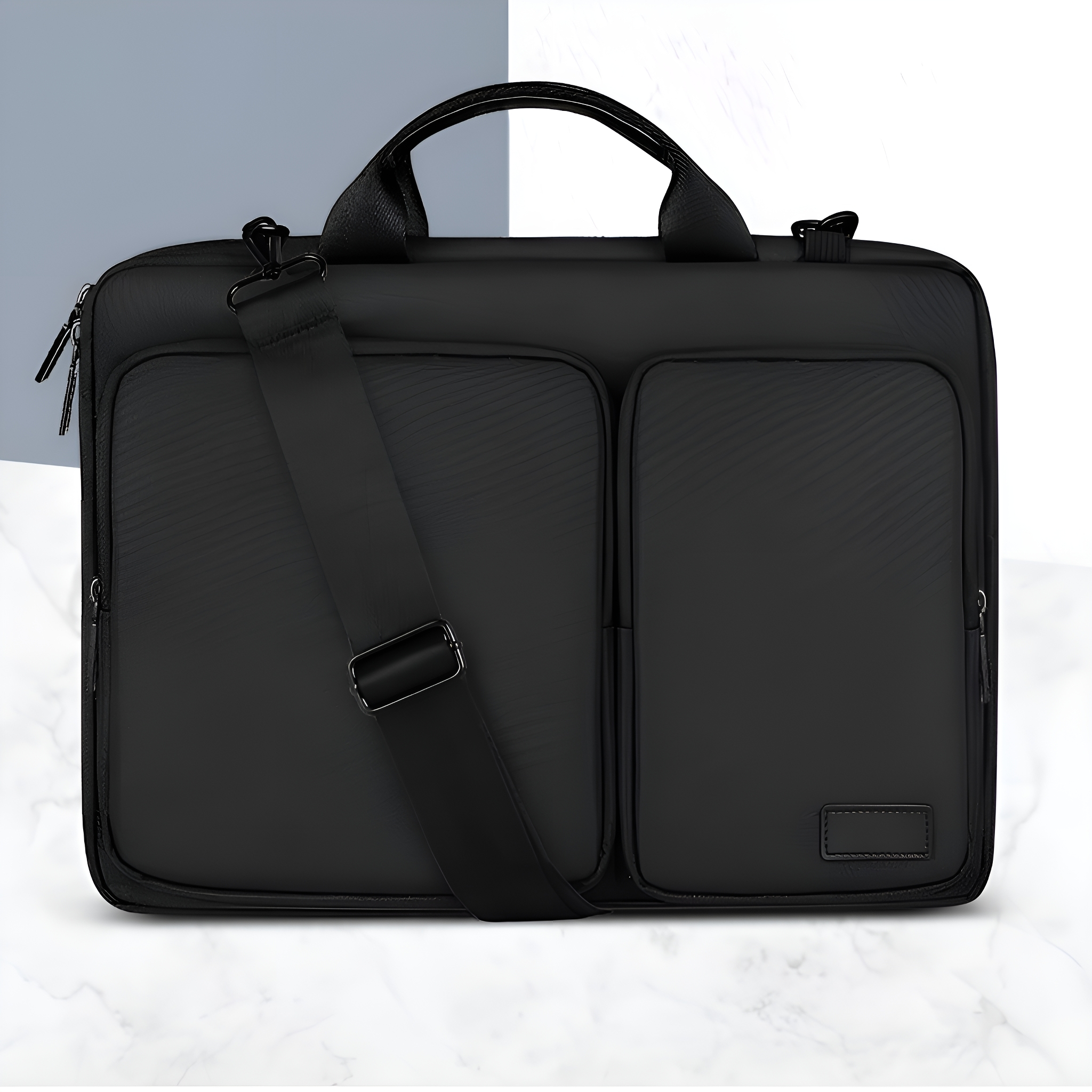 Schwarze Laptoptasche mit zwei Vordertaschen, Griff und Schultergurt. Die Tasche liegt auf weißem Untergrund.