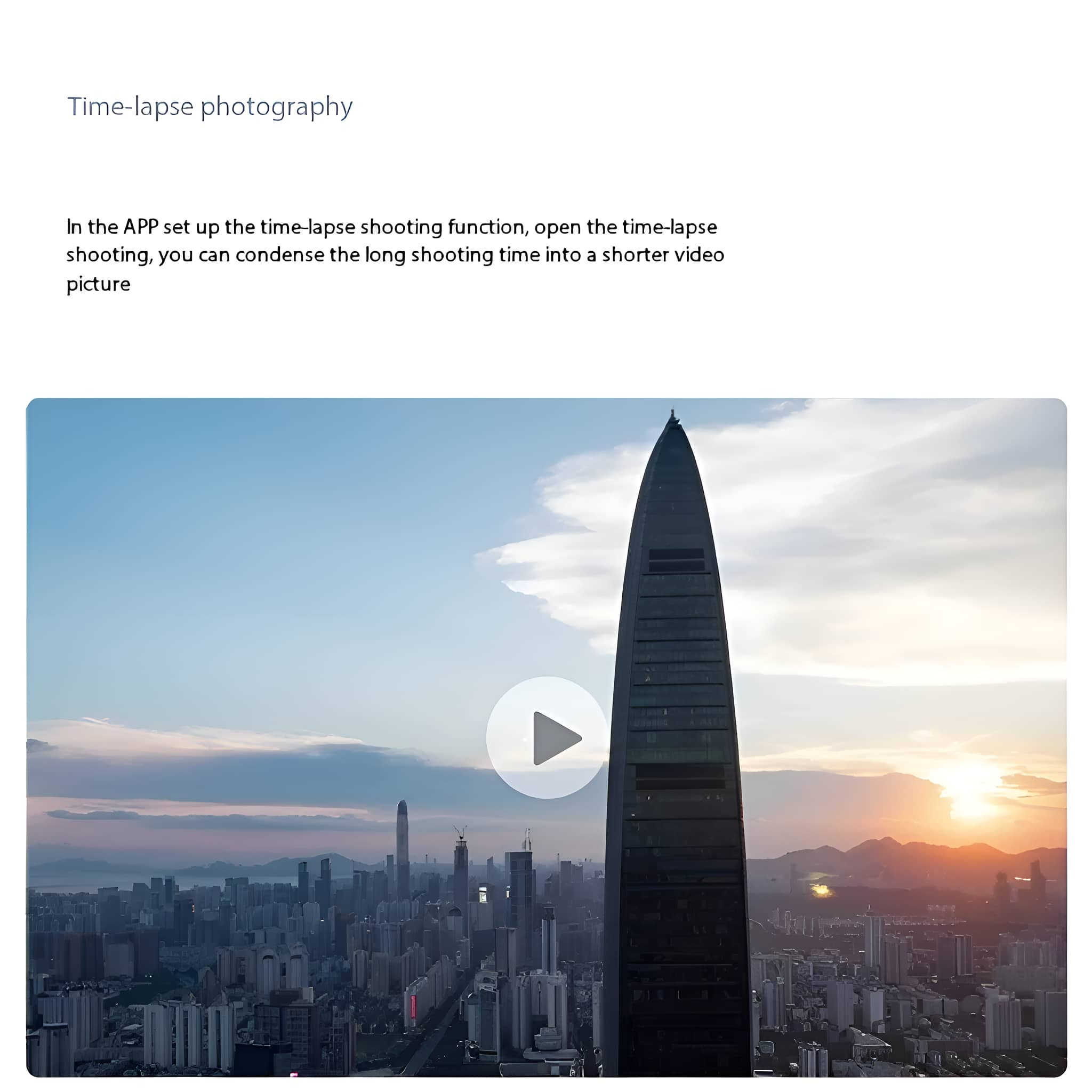 Stadtlandschaft mit hohem Gebäude und Sonnenuntergang. Ein Play-Button ist in der Mitte.