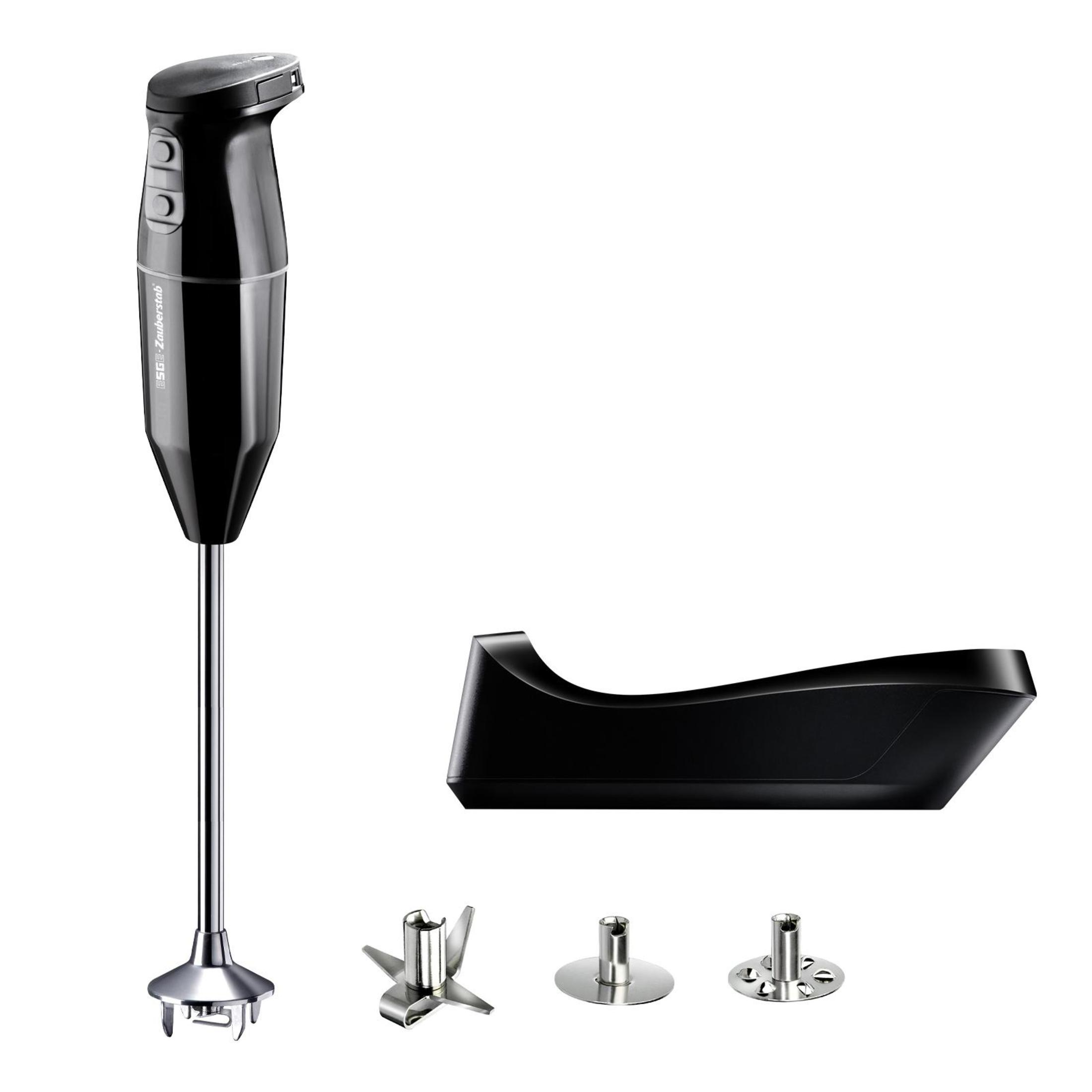 Ein schwarzer Stabmixer mit Aufsätzen. Enthält Mixer, Sockel und Klingen. Weißer Hintergrund.
