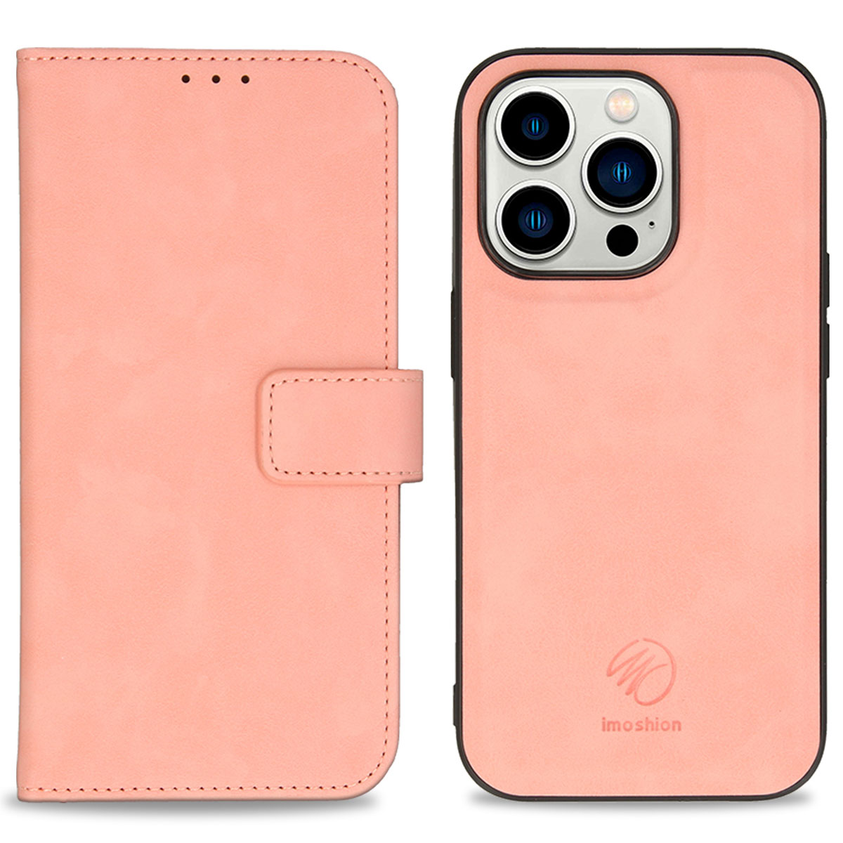 Een roze leren telefoonhoesje met een flap en een logo, open en plat liggend.