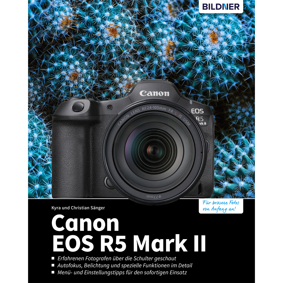 Eine Canon EOS R5 Mark II Kamera wird auf einem Buch gezeigt. Der Hintergrund zeigt eine Kakteenpflanze.