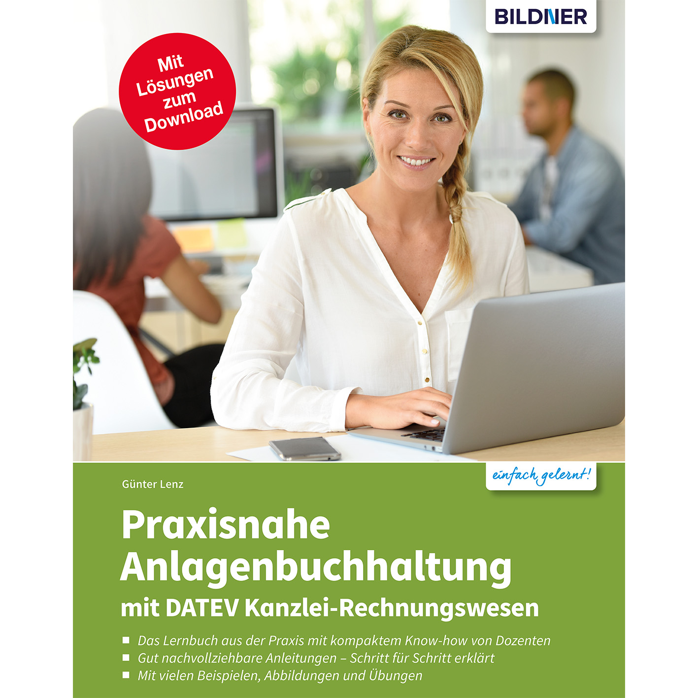 Frau benutzt Laptop mit Buchcover im Vordergrund. Text auf Deutsch, Personen im Hintergrund.