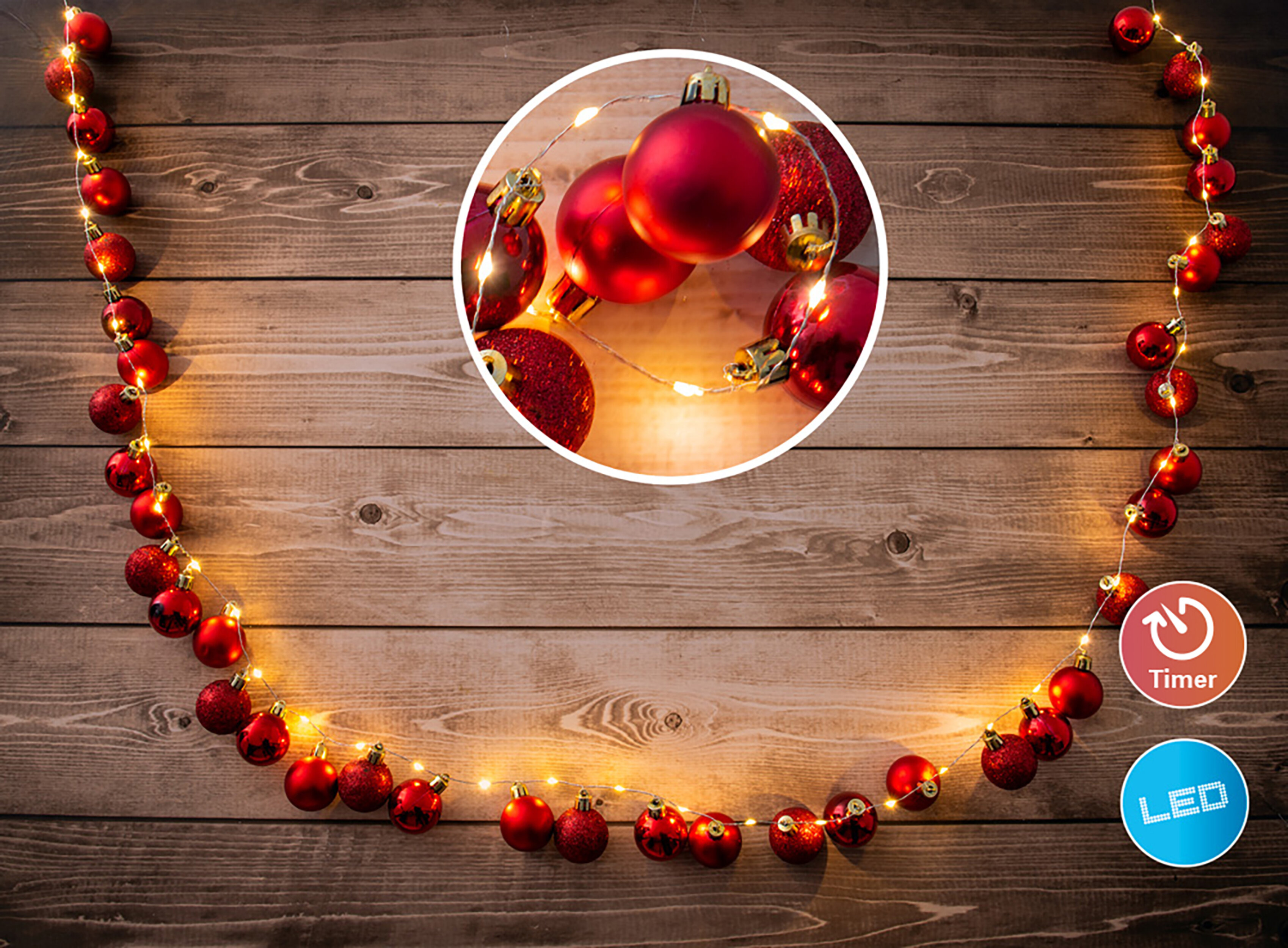 Weihnachtsbeleuchtung mit roten Kugeln auf Holz. Eine Nahaufnahme zeigt weitere Kugeln. Timer- und LED-Symbole.