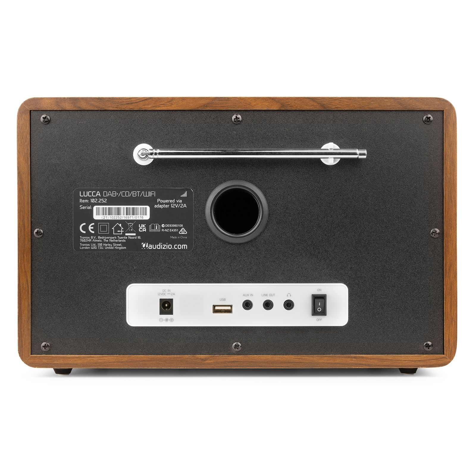 Parte trasera de una radio de madera marrón. Tiene un panel trasero negro, un altavoz y botones.
