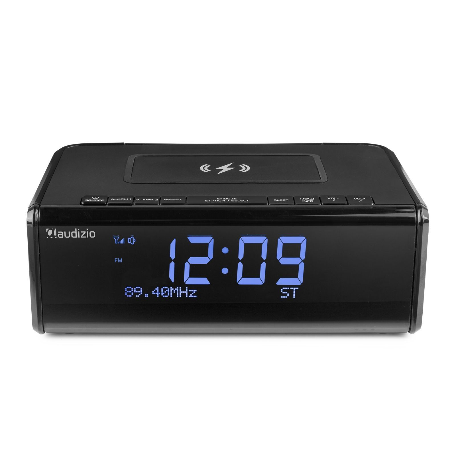 Ein schwarzer digitaler Wecker mit großem blauem Display. Er zeigt die Uhrzeit und die Radiofrequenz.
