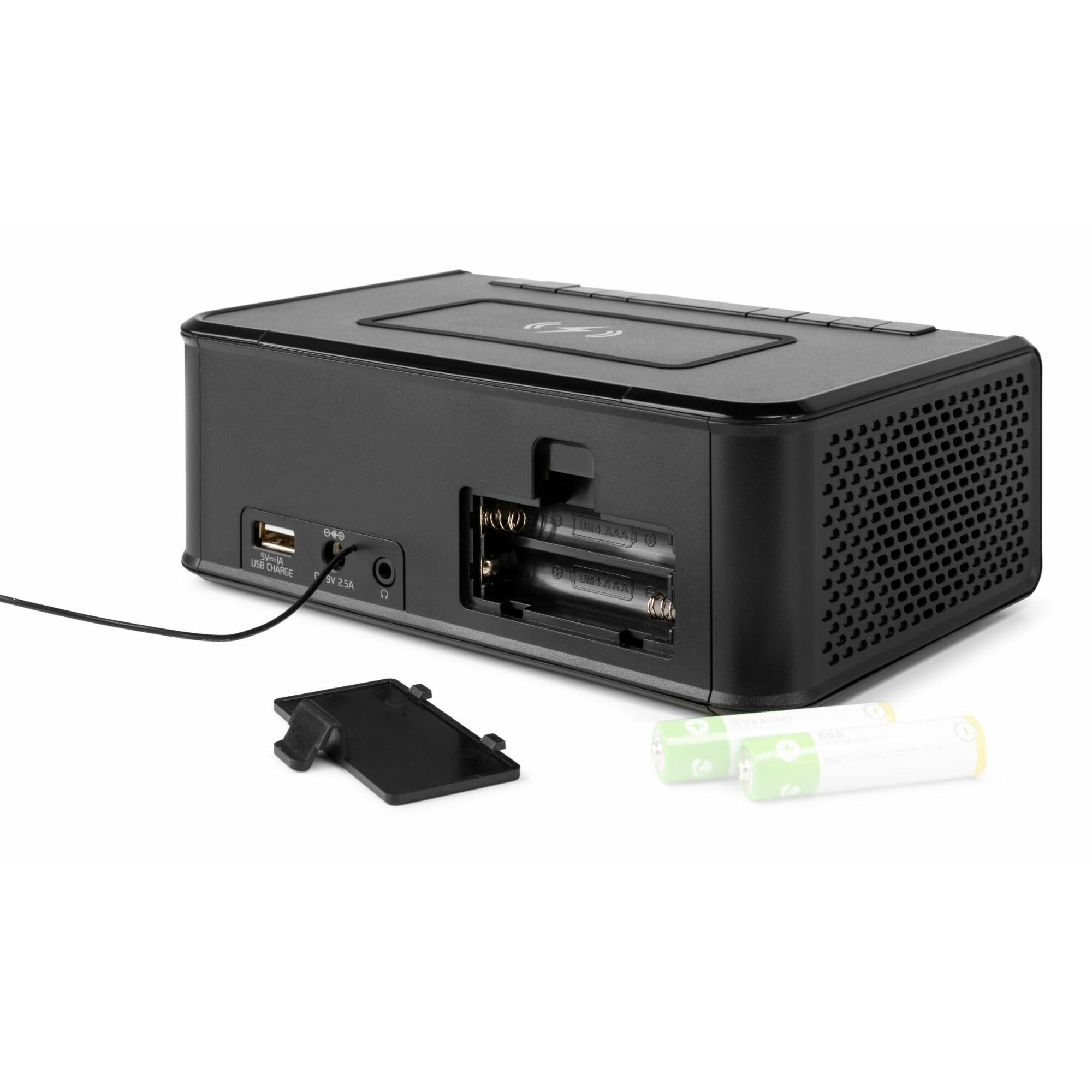 Ein weißer Lautsprecher mit USB-Ladeanschlüssen und Batterien.