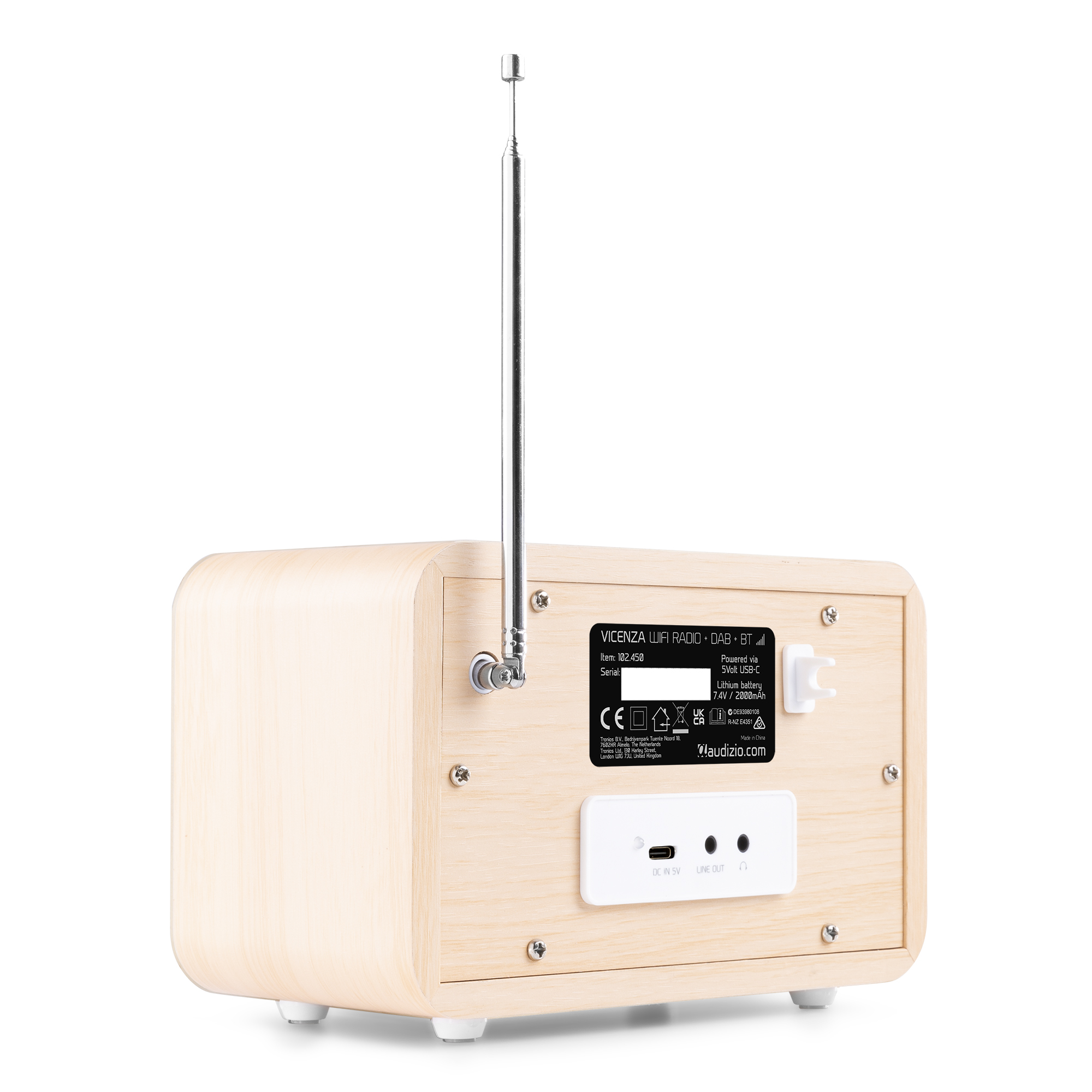 Ein helles Holzradio mit langer Antenne und kleinem Display auf der Rückseite.