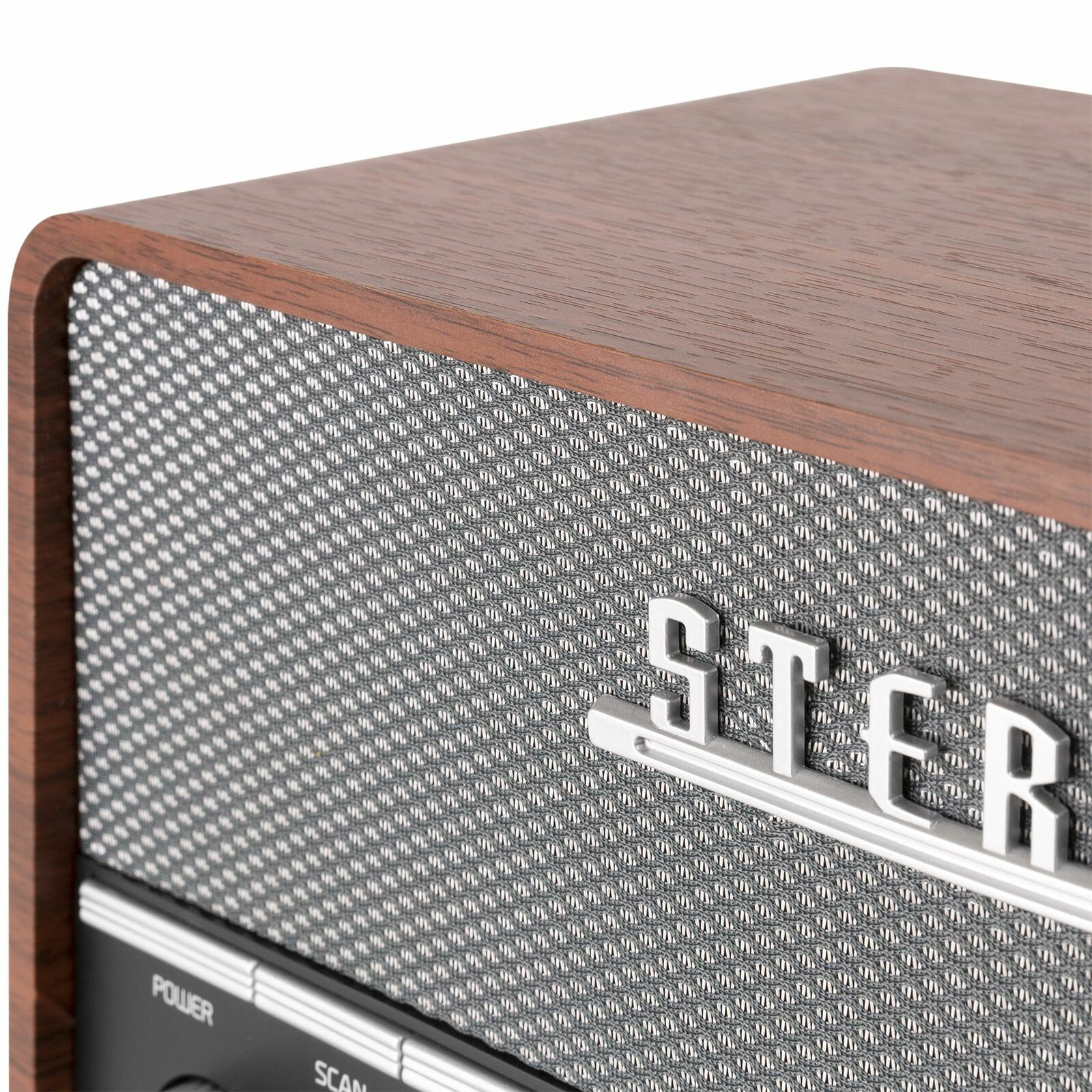 Nahaufnahme eines Stereolautsprechers mit Holzoberteil und silbernem Gitter mit STER-Logo.