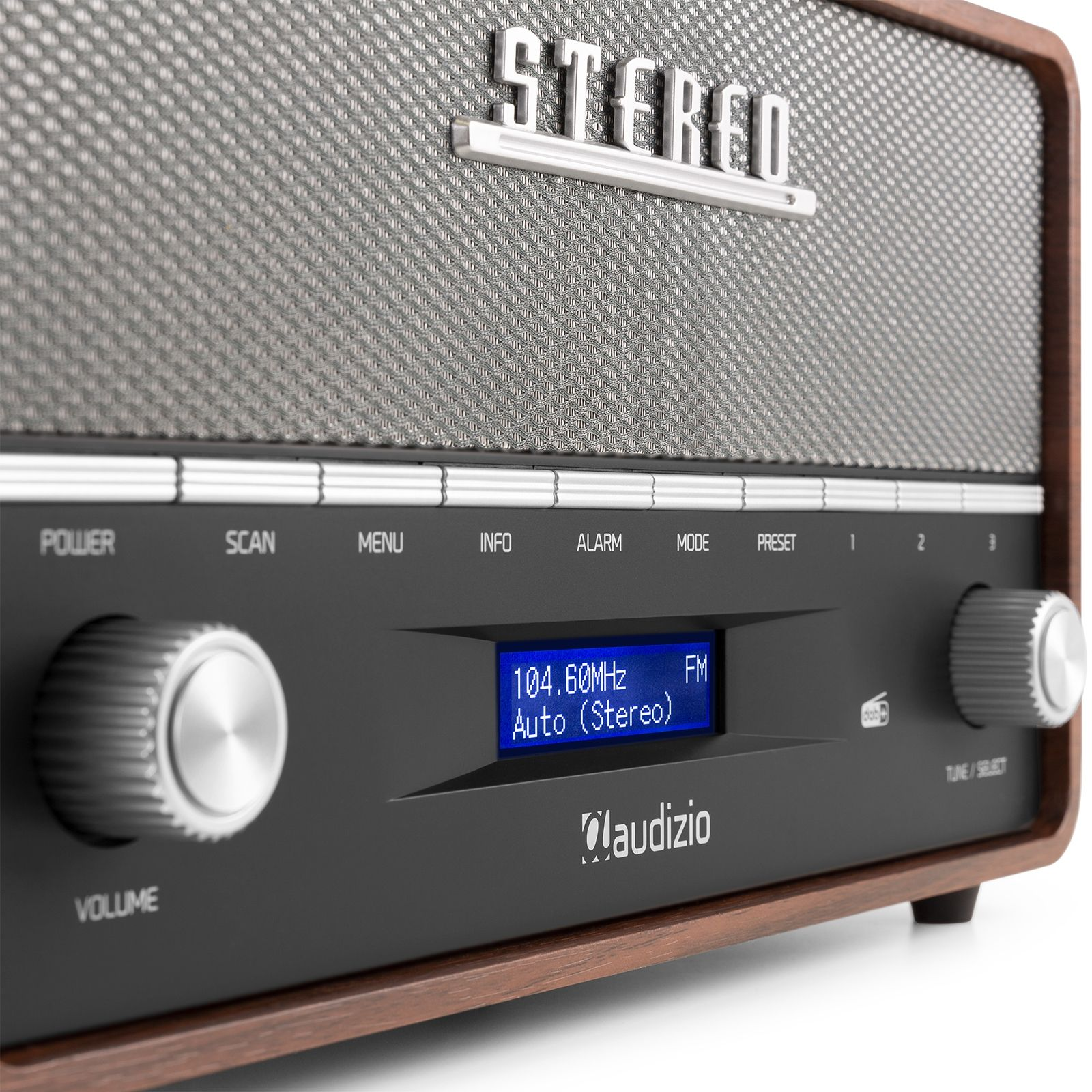 Ein Retro-Radio mit einem Bildschirm, der 104,60 MHz und FM anzeigt. Bedienelemente sind Lautstärke, Scan, Menü und Voreinstellungen.