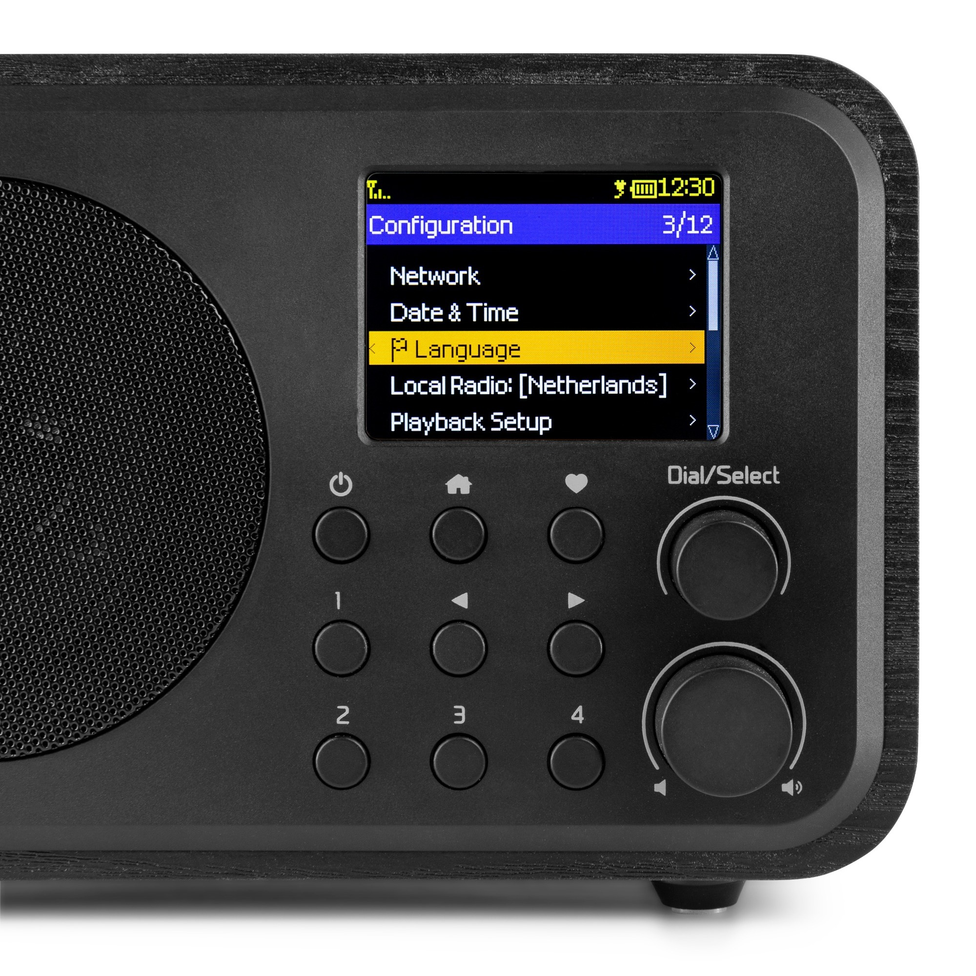 Radio negro con pantalla LCD que muestra ajustes. La pantalla muestra opciones de configuración con un menú abierto.