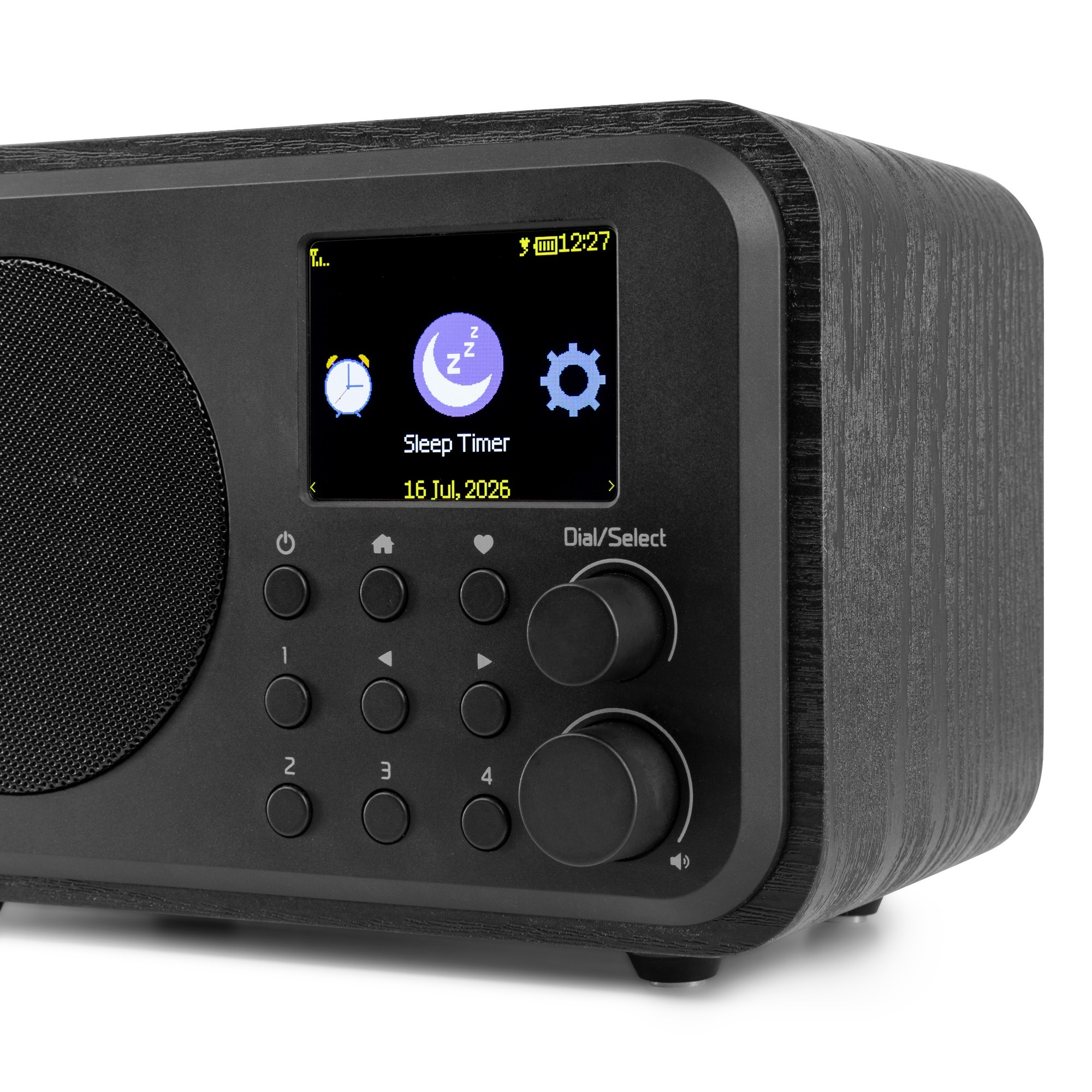Radio de madera negra con pantalla digital que muestra hora, temporizador de reposo y ajustes, sobre fondo blanco.