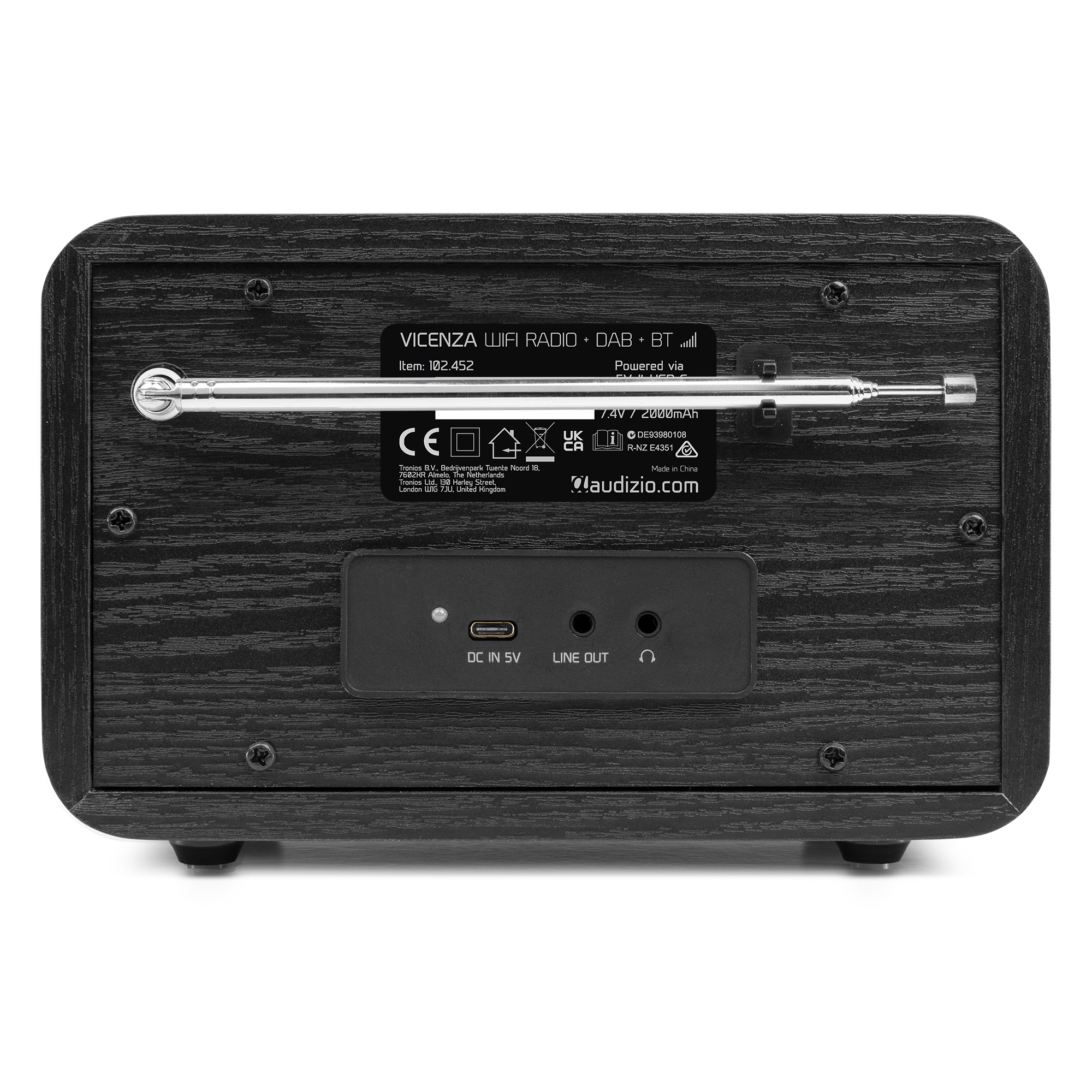 Vista trasera de una radio de madera negra con antena, puertos y texto.