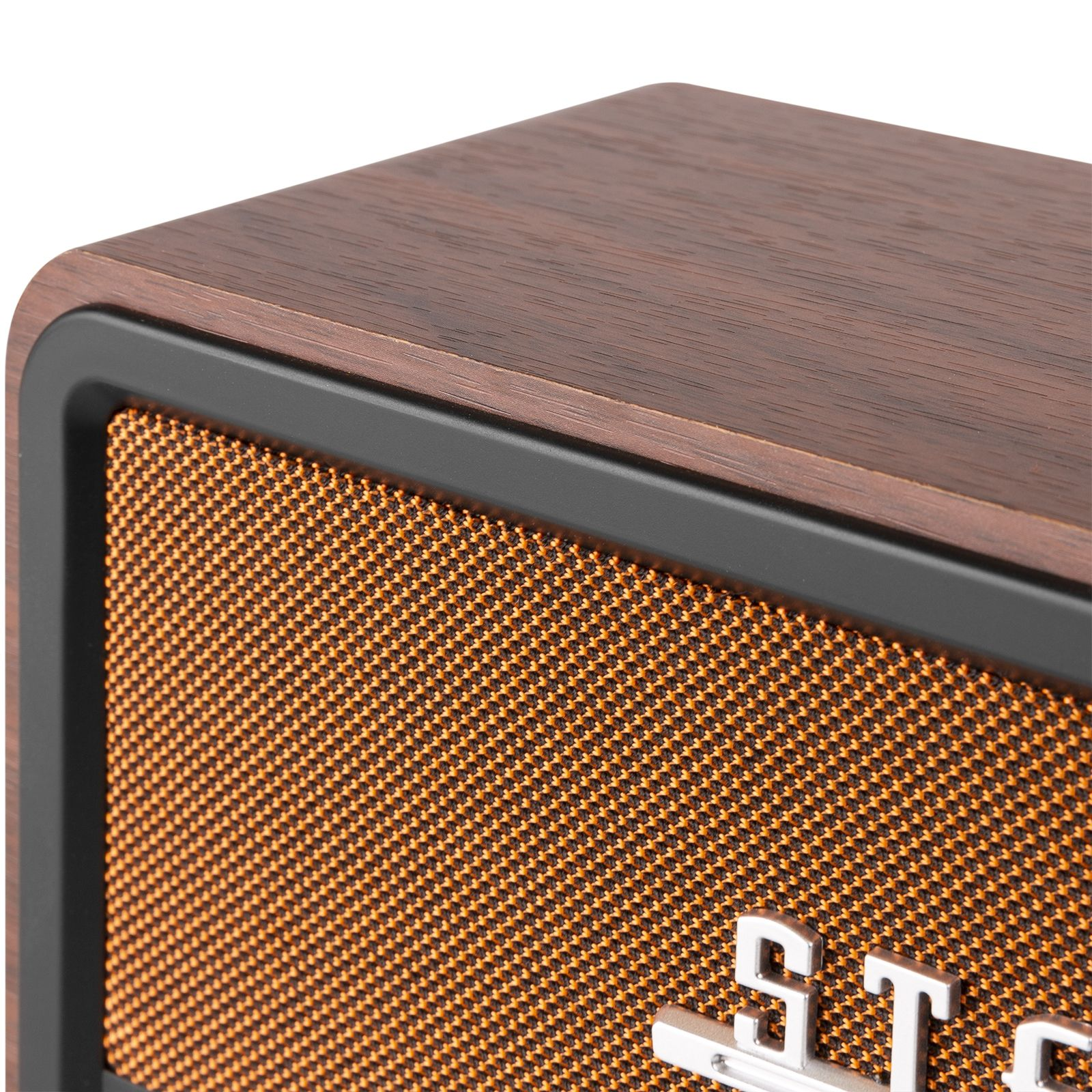 Altavoz con aspecto de madera con frontal de malla metálica.