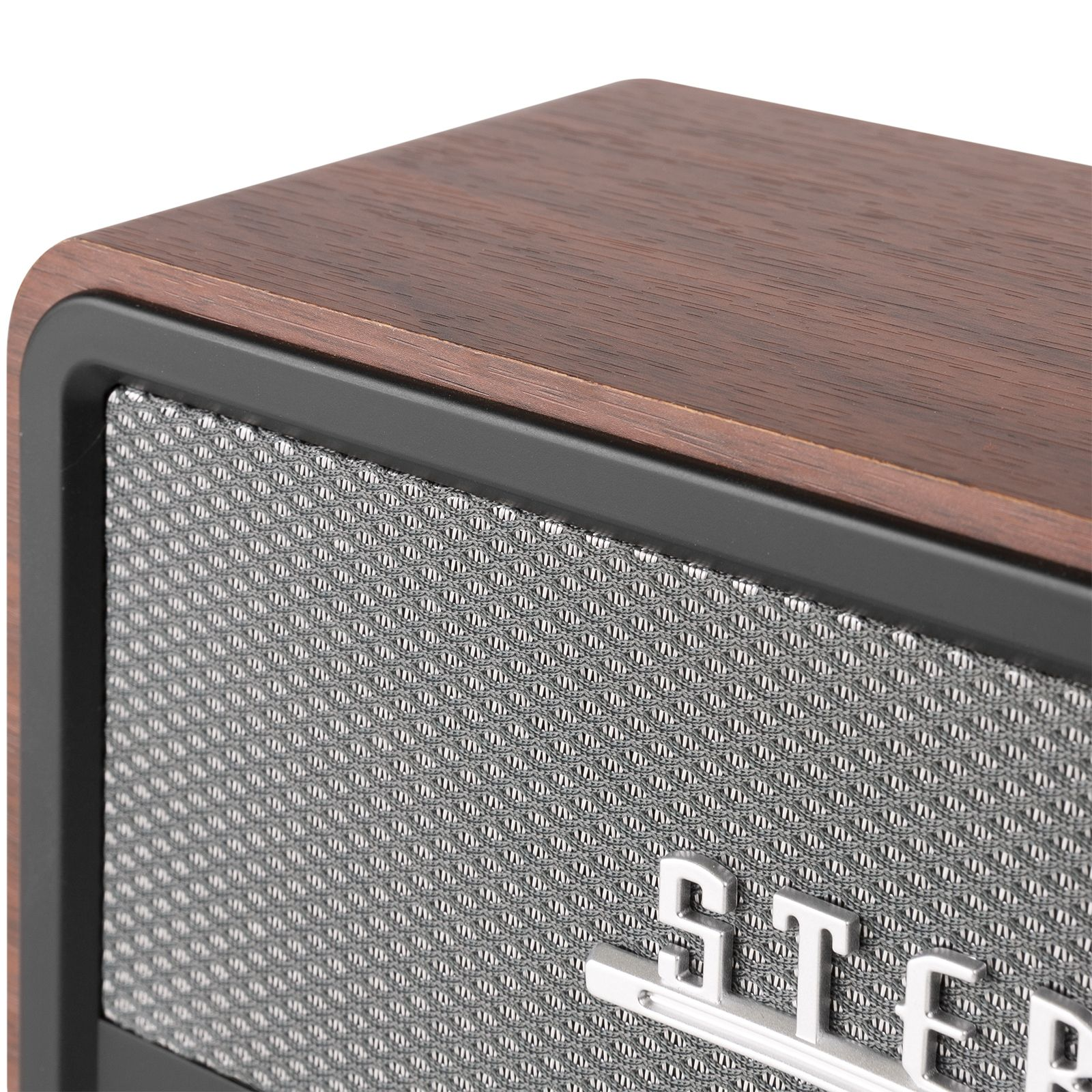 Altavoz de madera, con una cubierta de tela y la marca STEREO cromada.