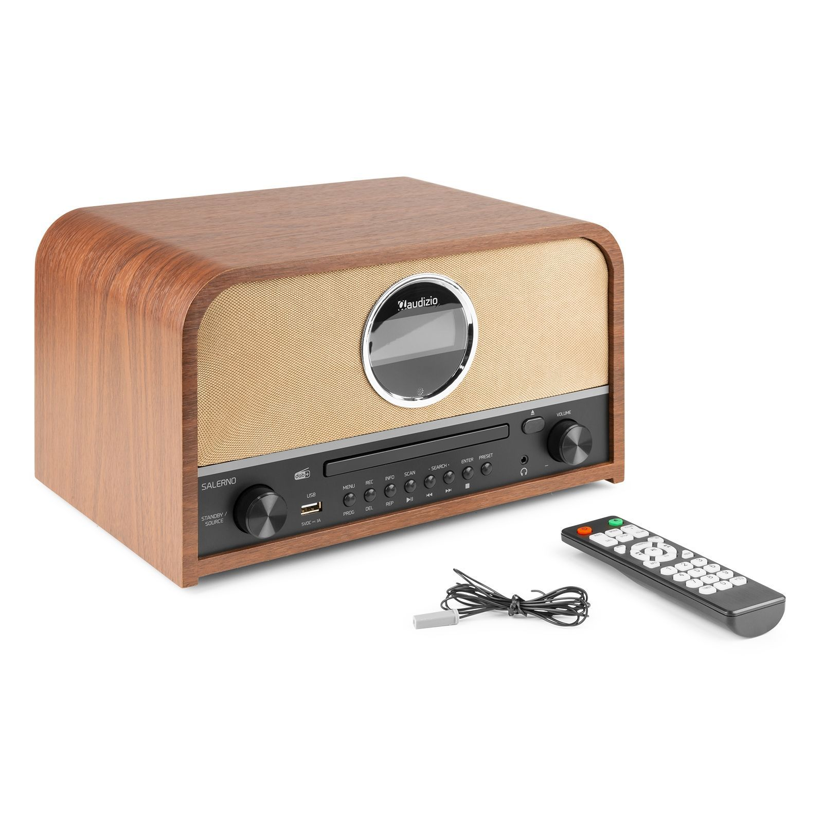 Holzradio mit Bildschirm und Bedienelementen. Eine Fernbedienung und ein USB-Kabel liegen daneben auf weißem Untergrund.